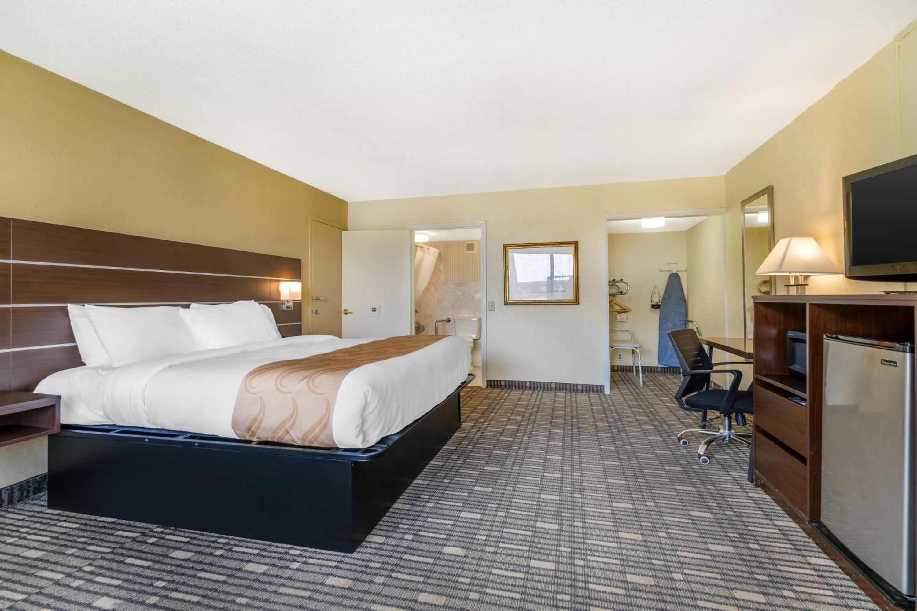 King Room - Non-Smoking - Photo 2