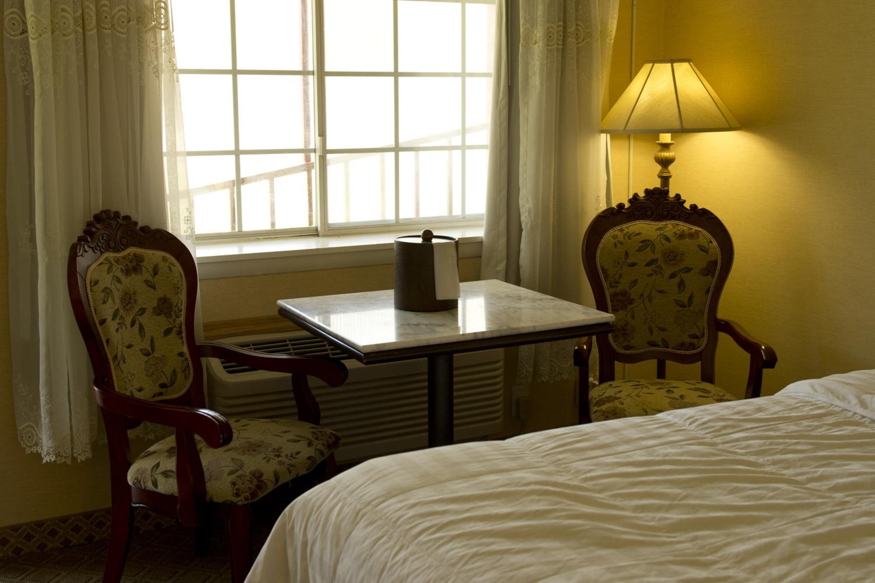 Queen Room - Non-Smoking - Photo 1