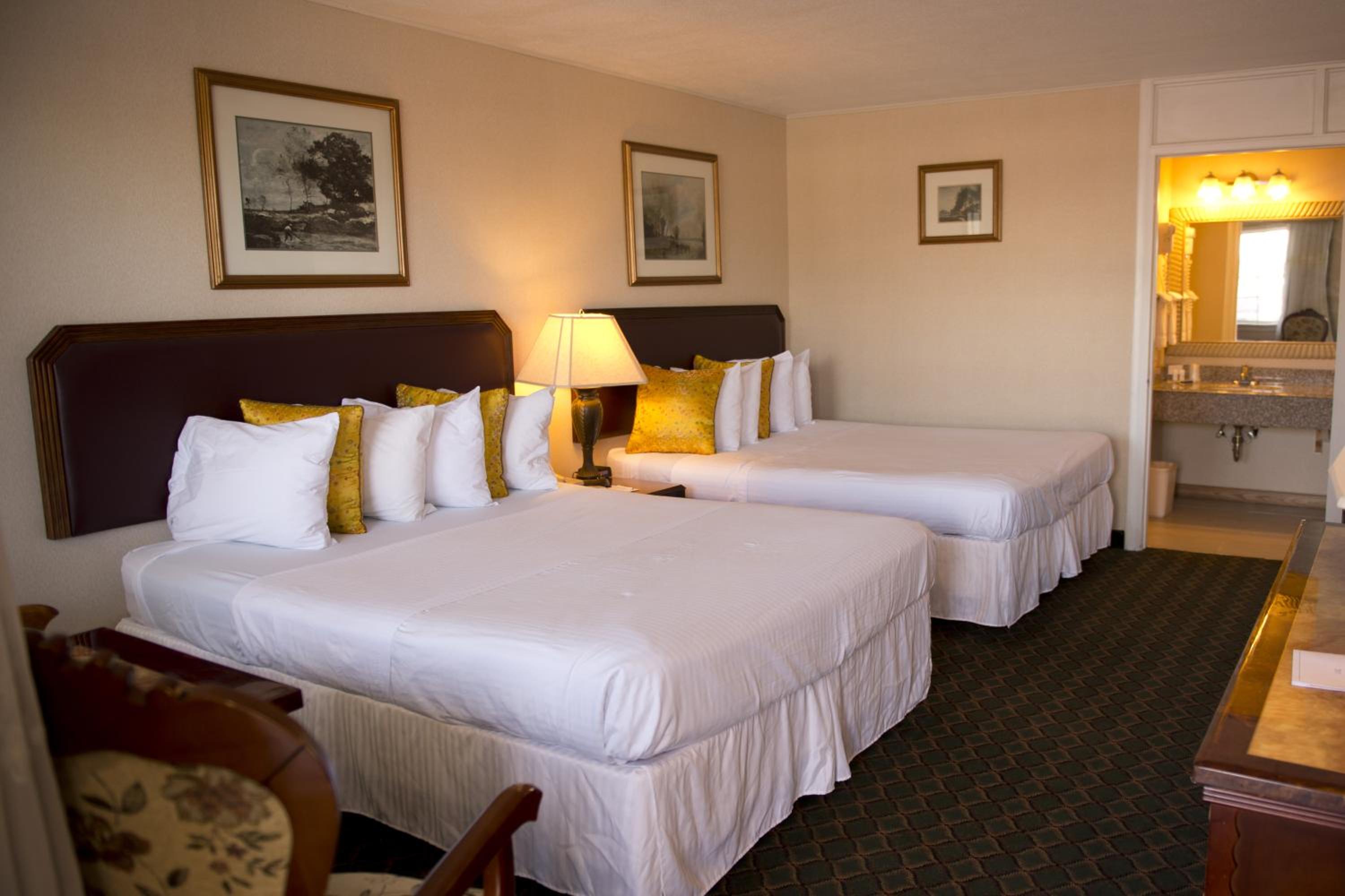 Queen Room with Two Queen Beds - Non-Smoking - Photo 2