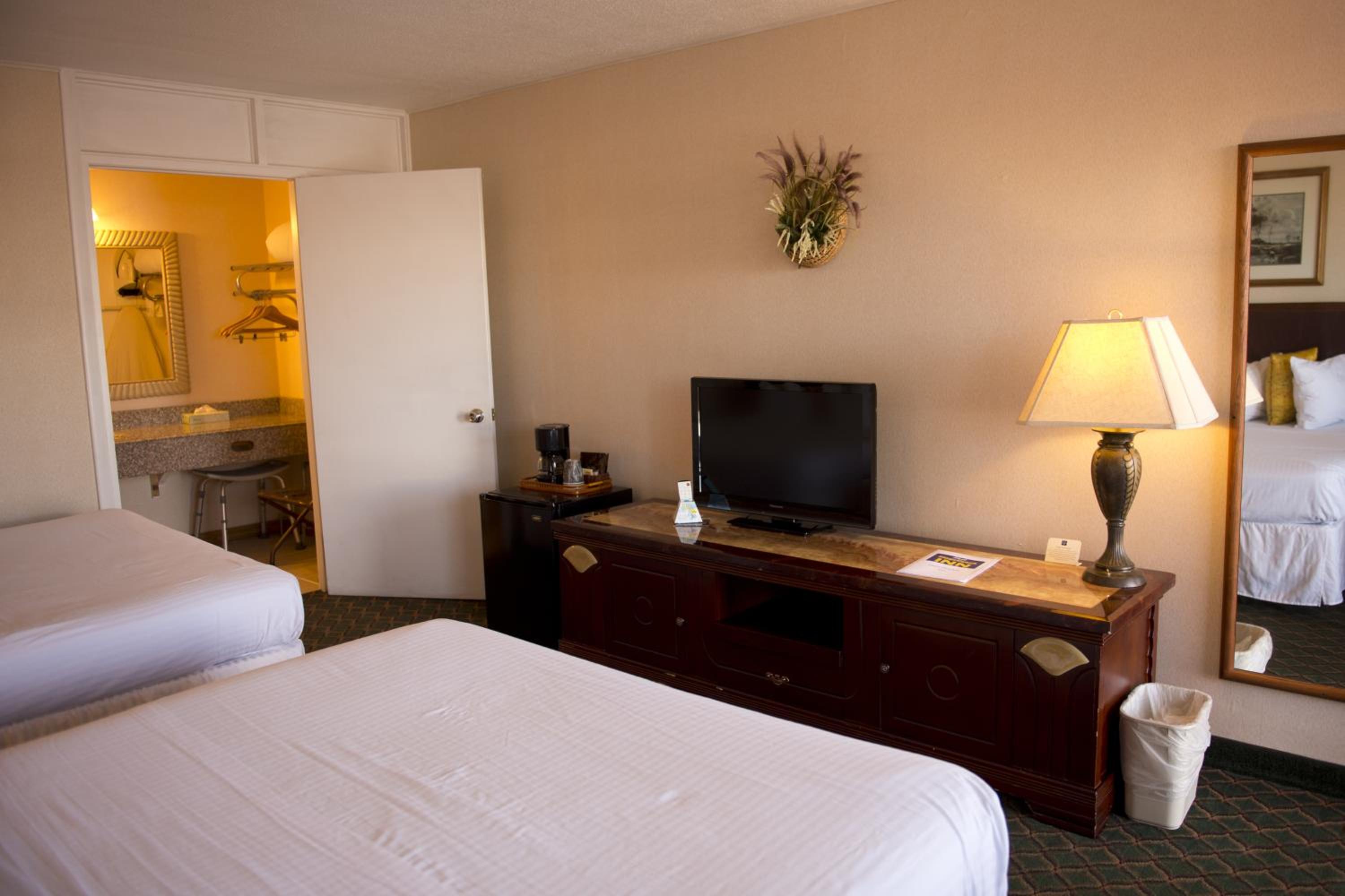 Double Room with Two Double Beds - Non-Smoking - Photo 2