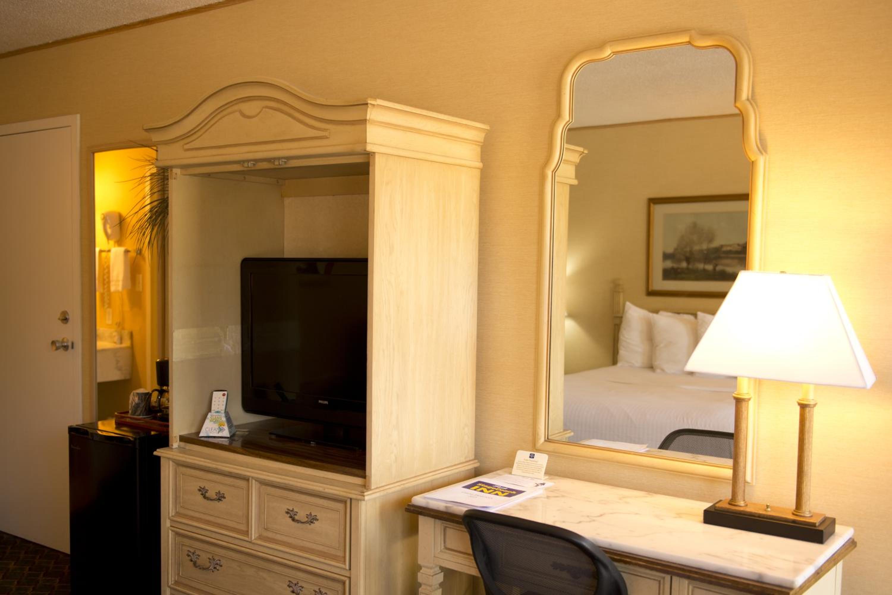 Queen Room with Two Queen Beds - Non-Smoking - Photo 4