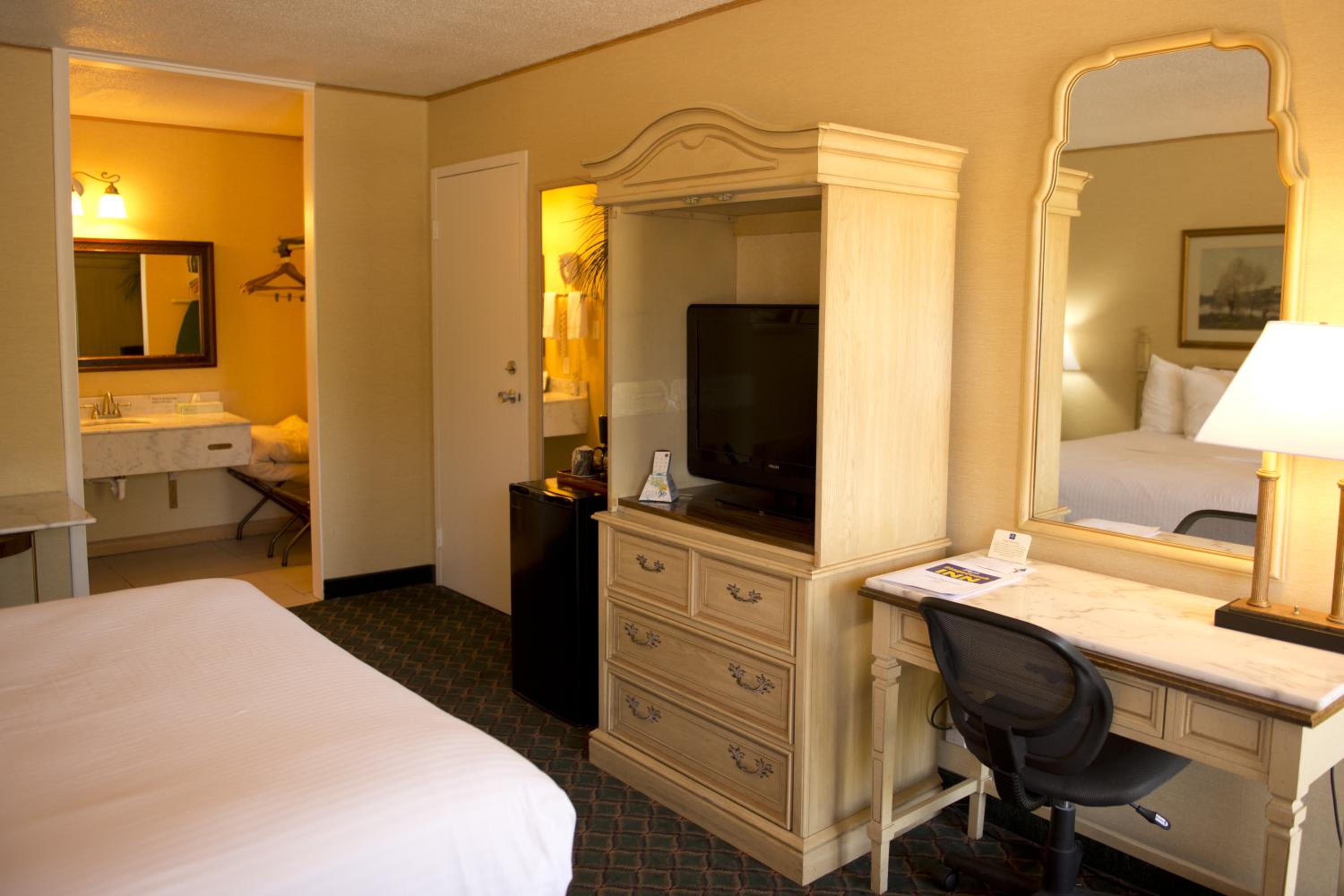 Queen Room - Non-Smoking - Photo 4