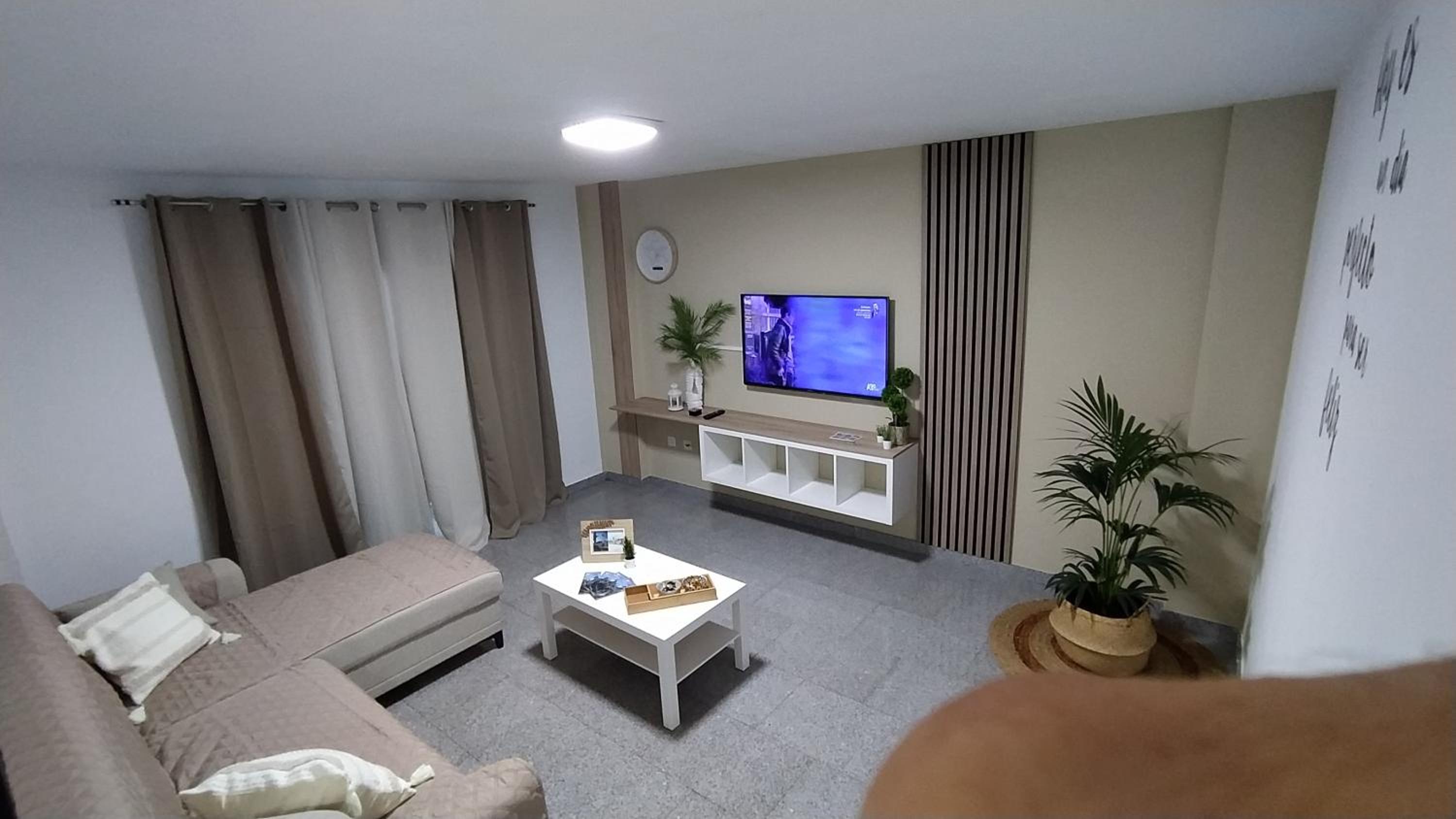 Apartamento de dos habitaciones con balcón y vista al mar