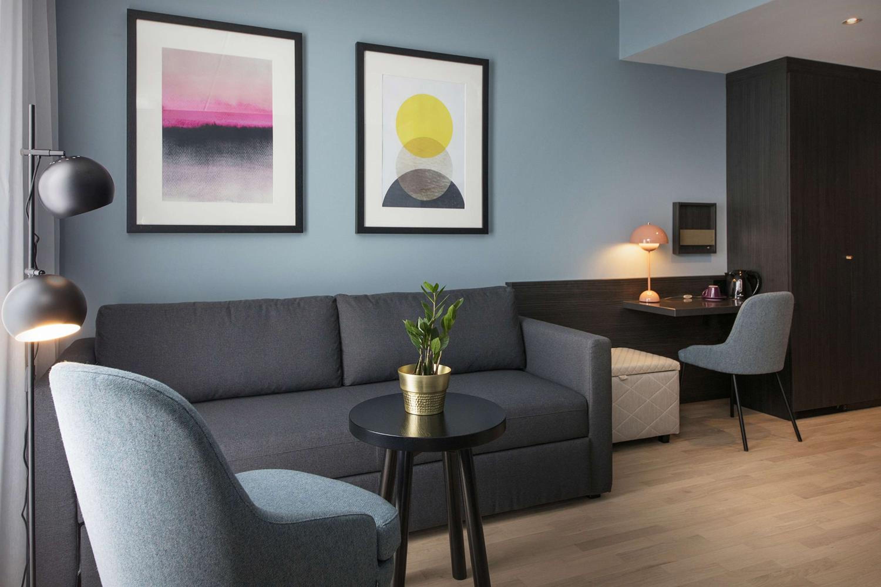 Superior Family Room - Photo 3