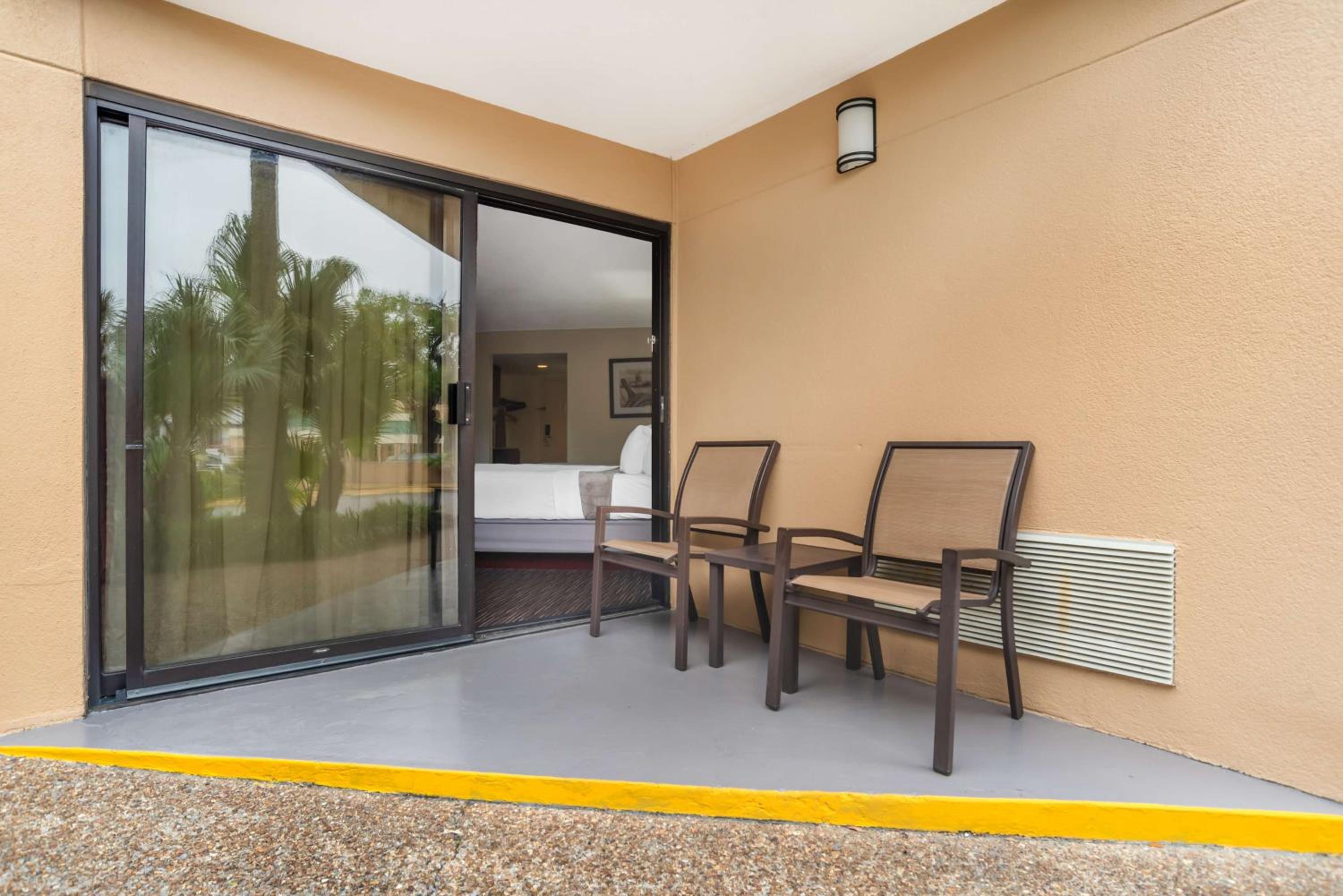 Queen Room with Two Queen Beds and Patio - Non-Smoking - Photo 4