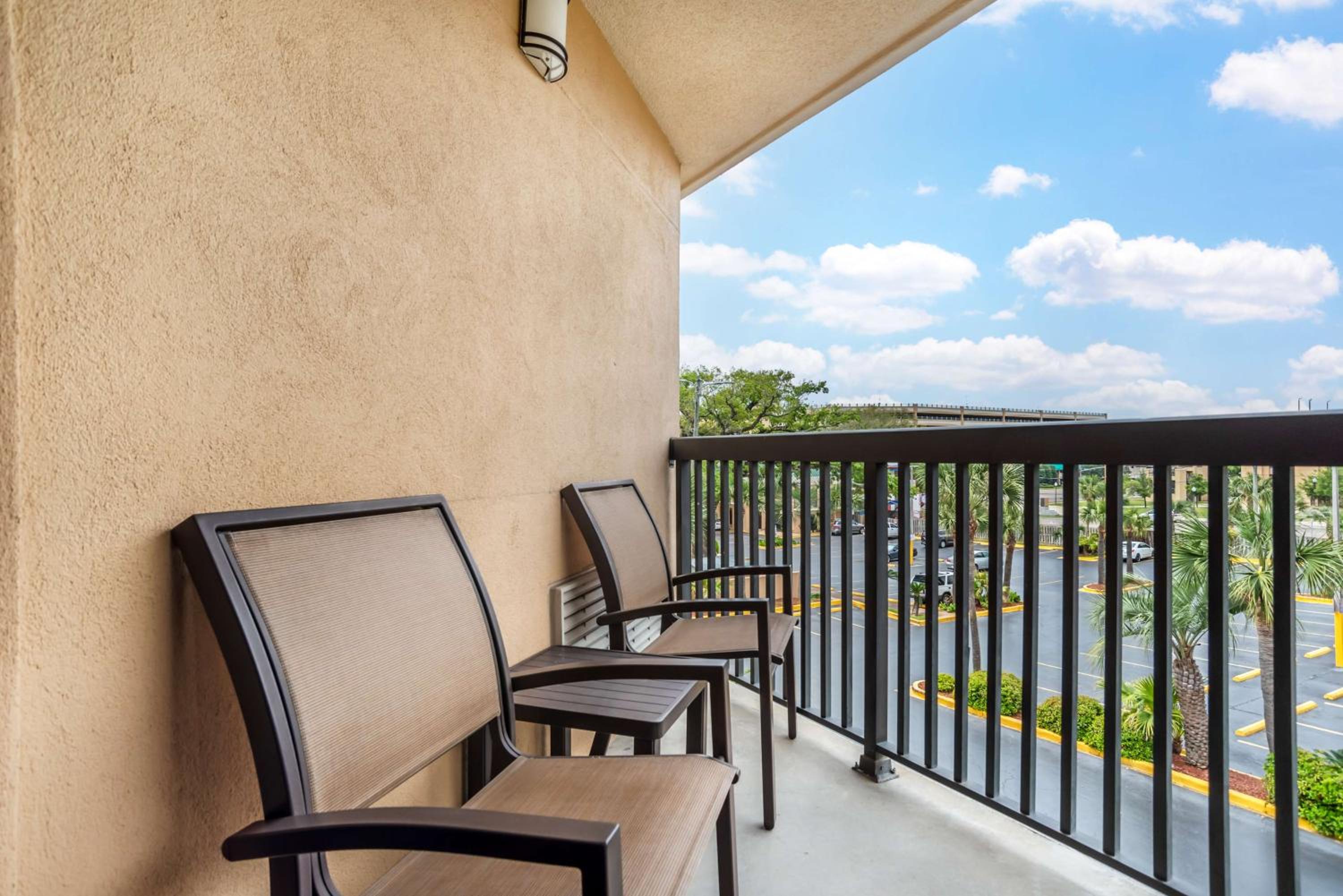 King Room with Balcony - Non-Smoking - Photo 4