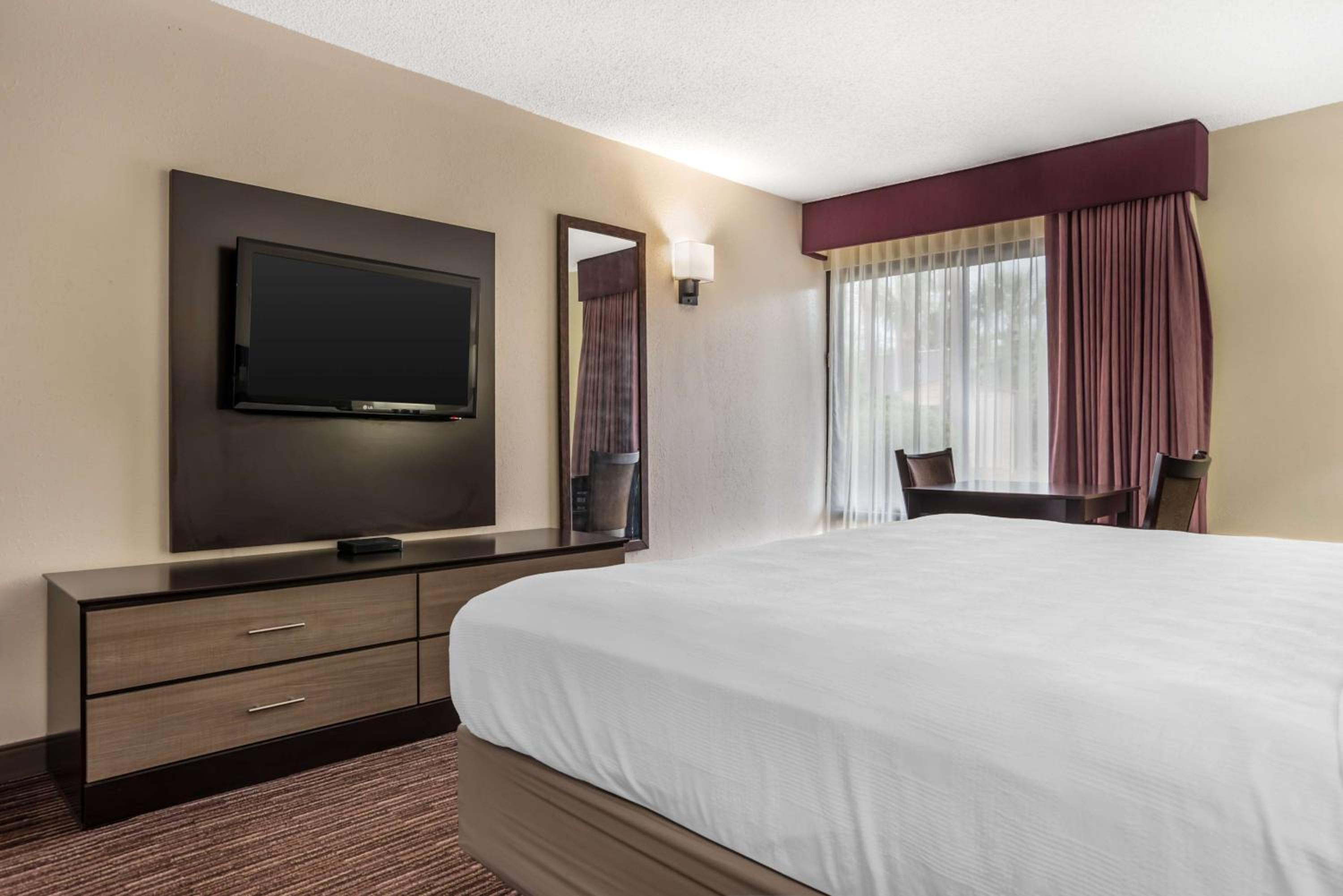 King Room - Mobility Accessible with Bathtub - Photo 1