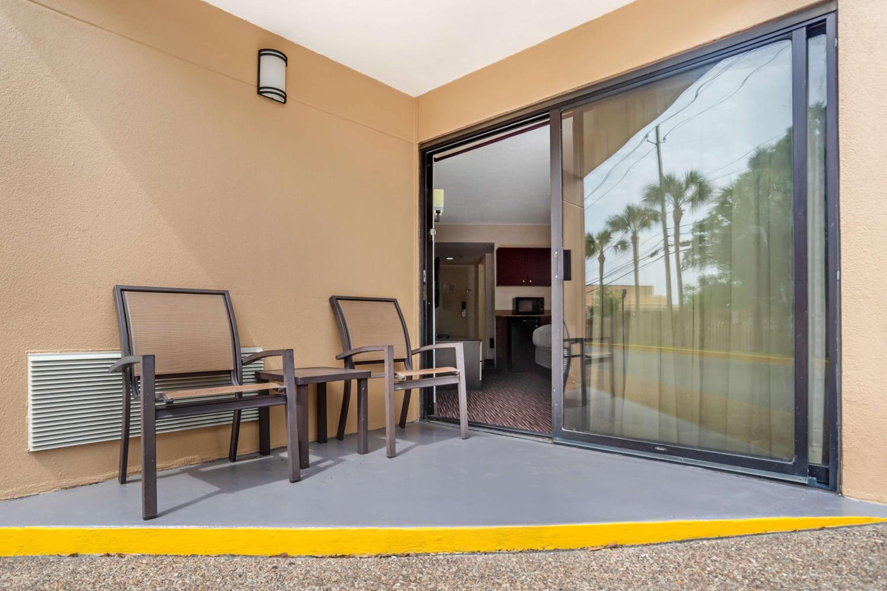 King Room with Patio - Non-Smoking - Photo 4