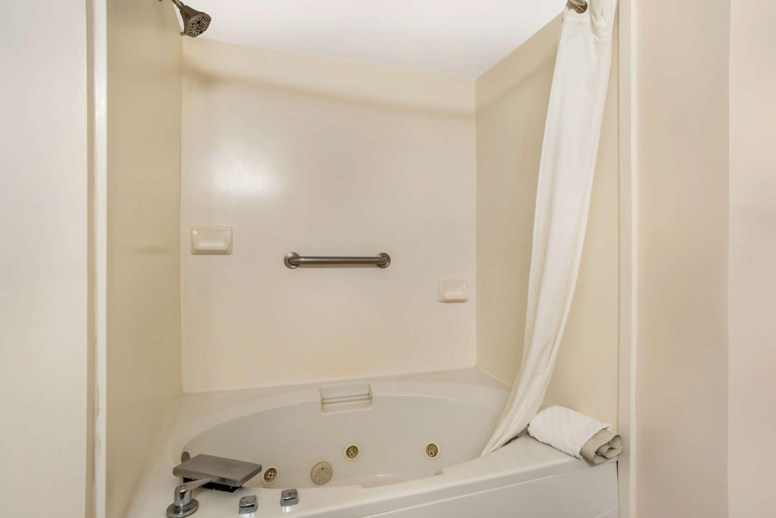 King Room with Patio and Garden Tub - Non-Smoking - Photo 4