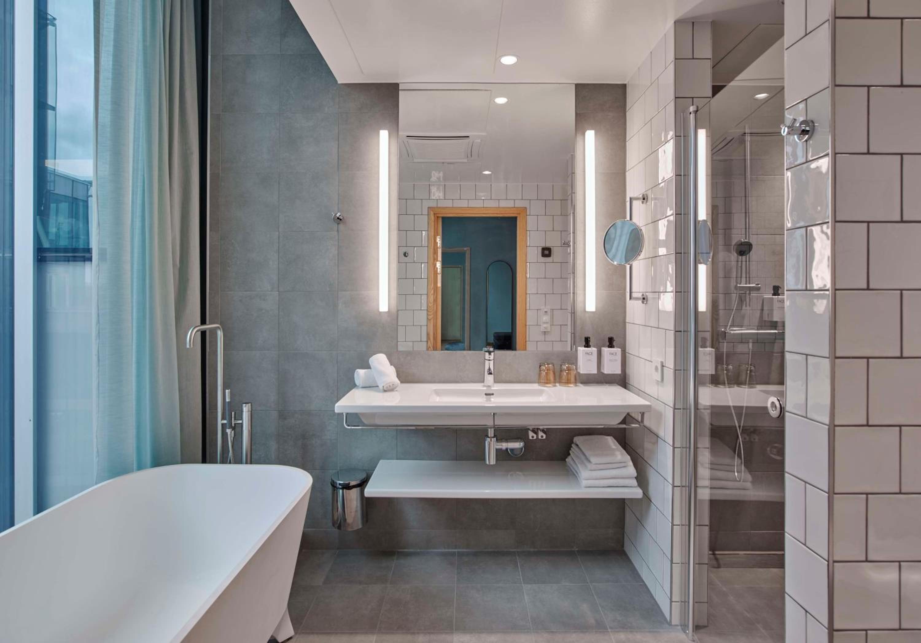 Junior Suite with City View - Photo 5