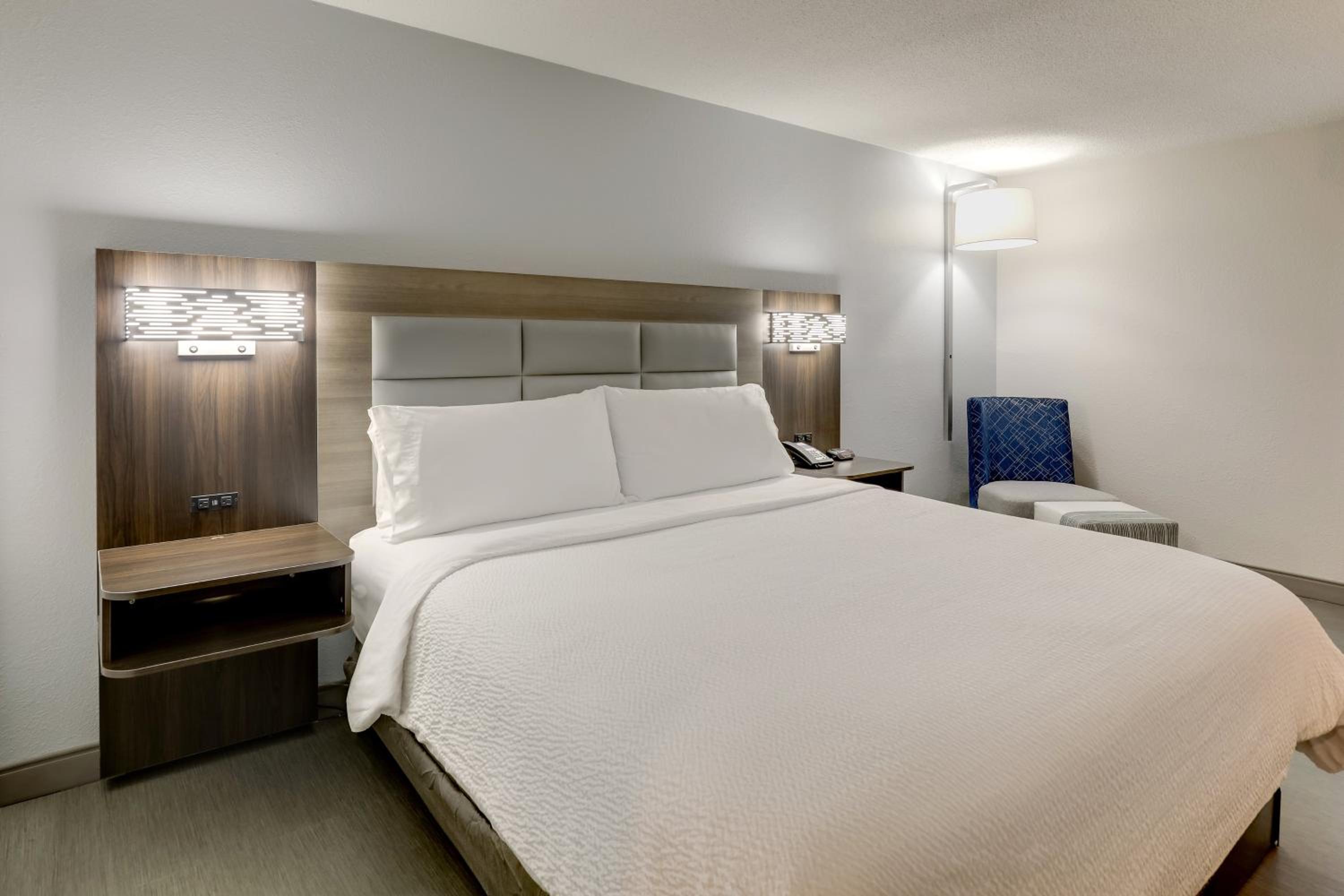 King Room - Mobility Access/Hearing Accessible - Photo 2