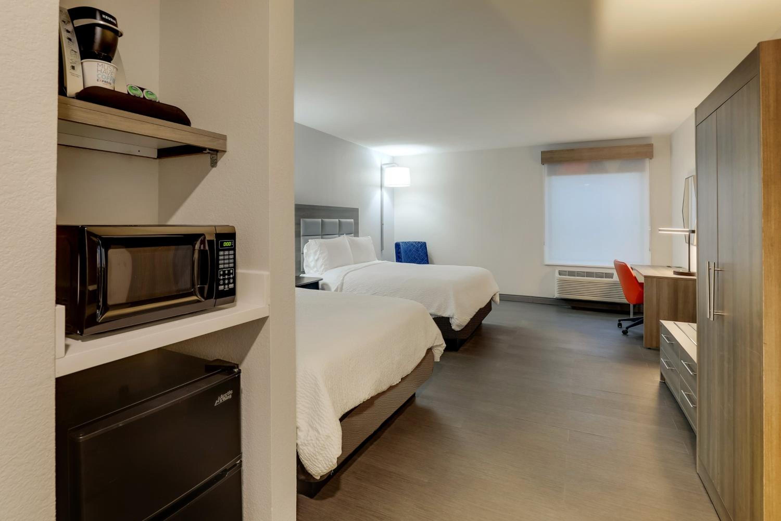 Standard Room with Two Queen Beds - Photo 5