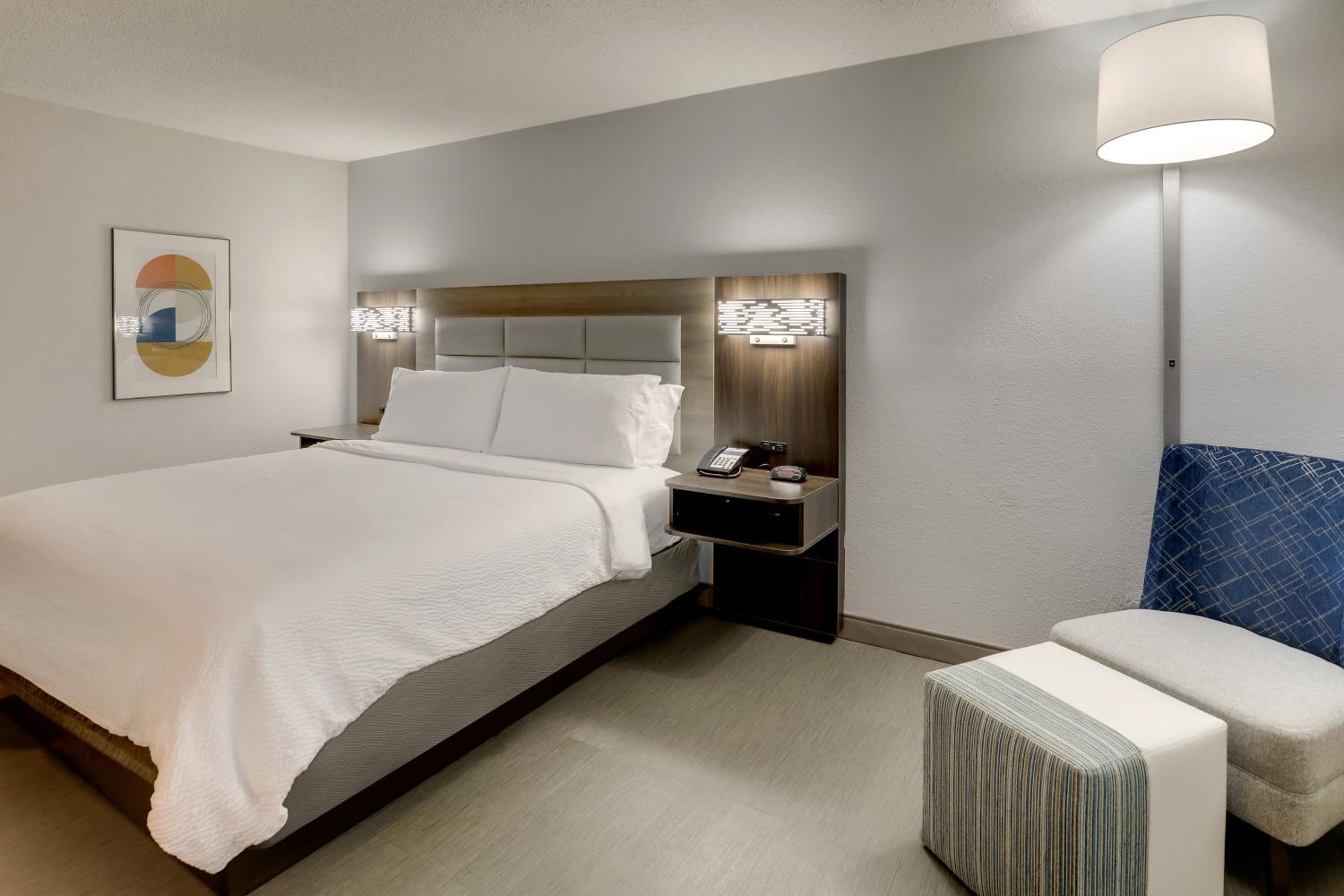 King Room - Mobility Access/Hearing Accessible - Photo 4