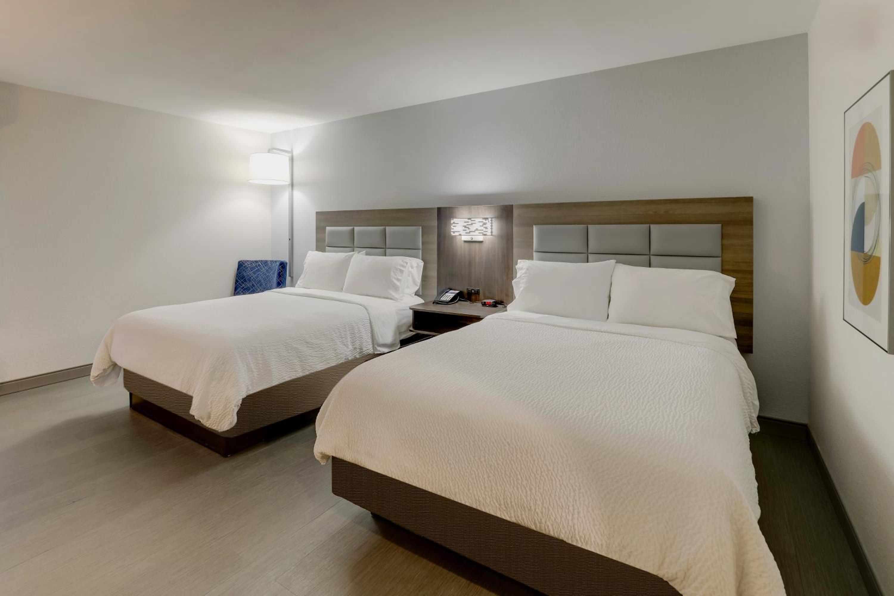 Standard Room with Two Queen Beds - Photo 4