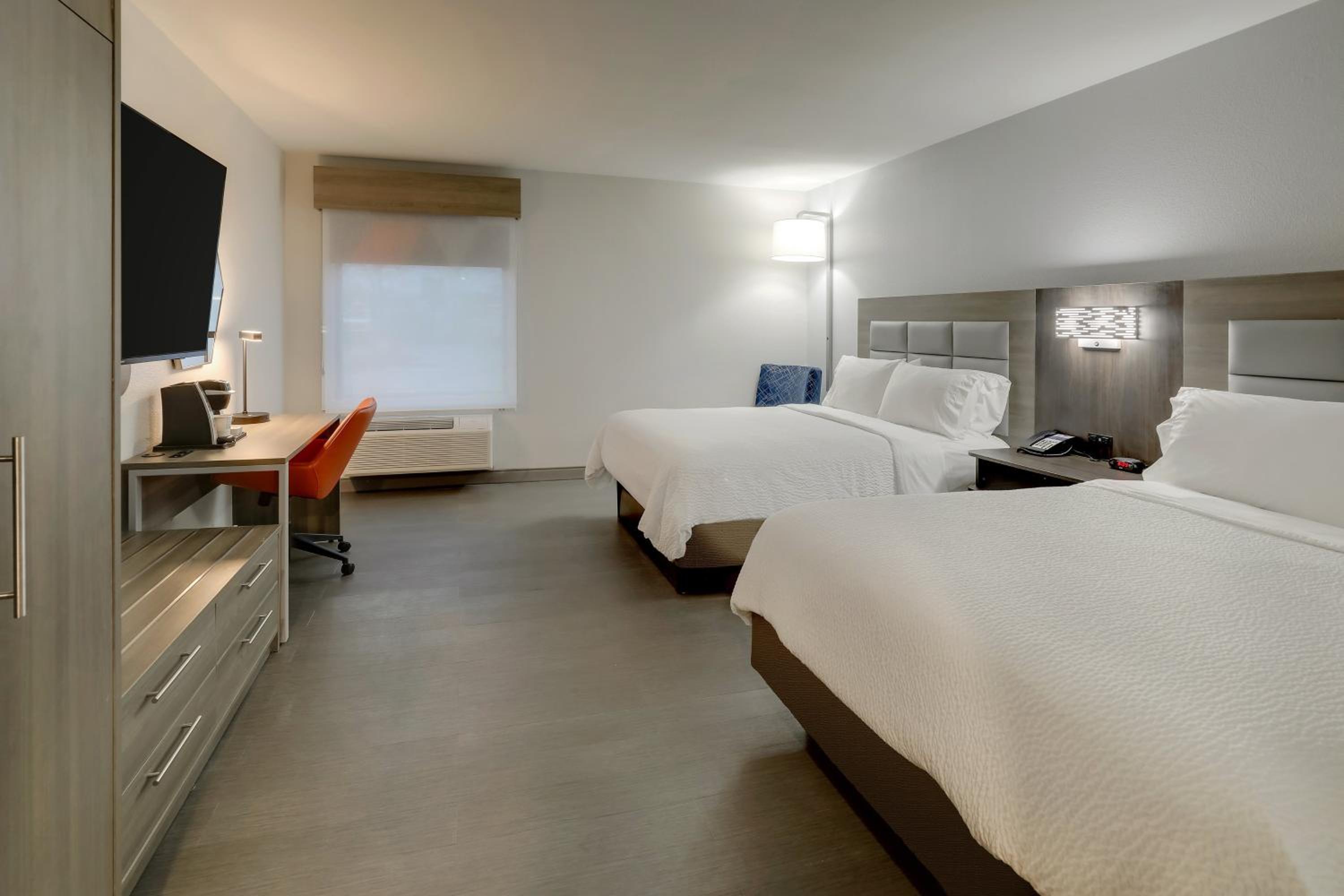 Standard Room with Two Queen Beds - Photo 3