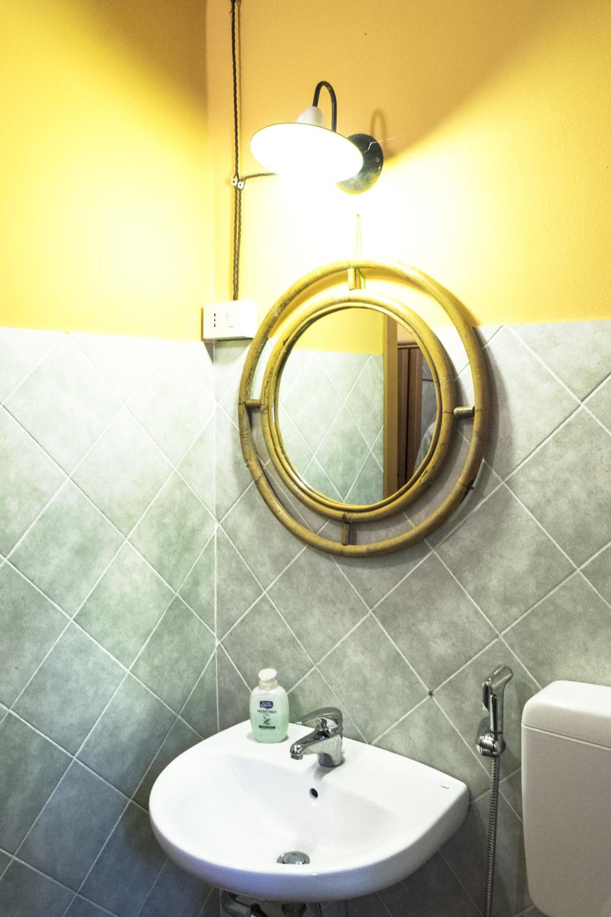 Double Room with Private Bathroom - Photo 2
