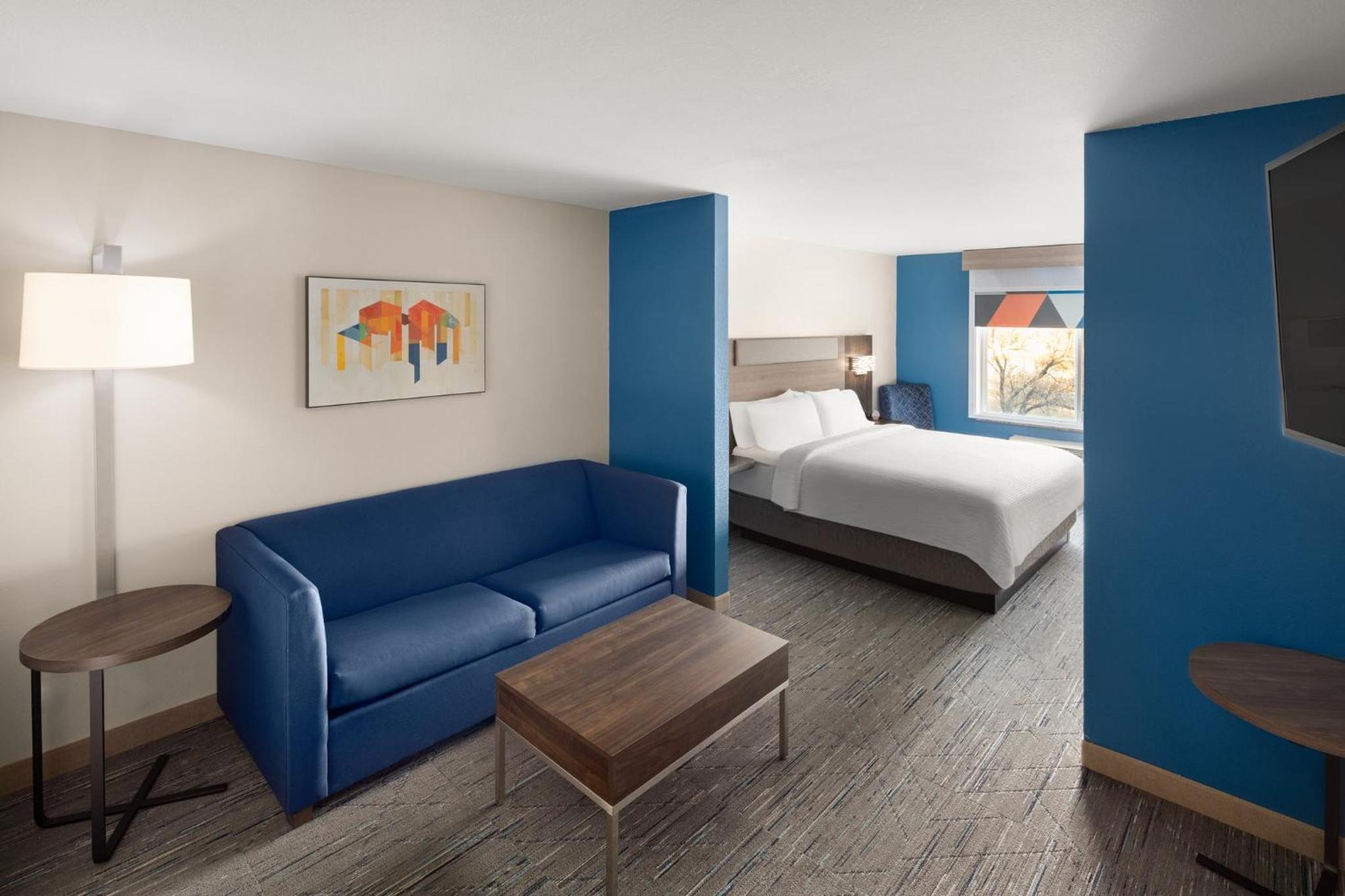 Queen Suite - Photo 1