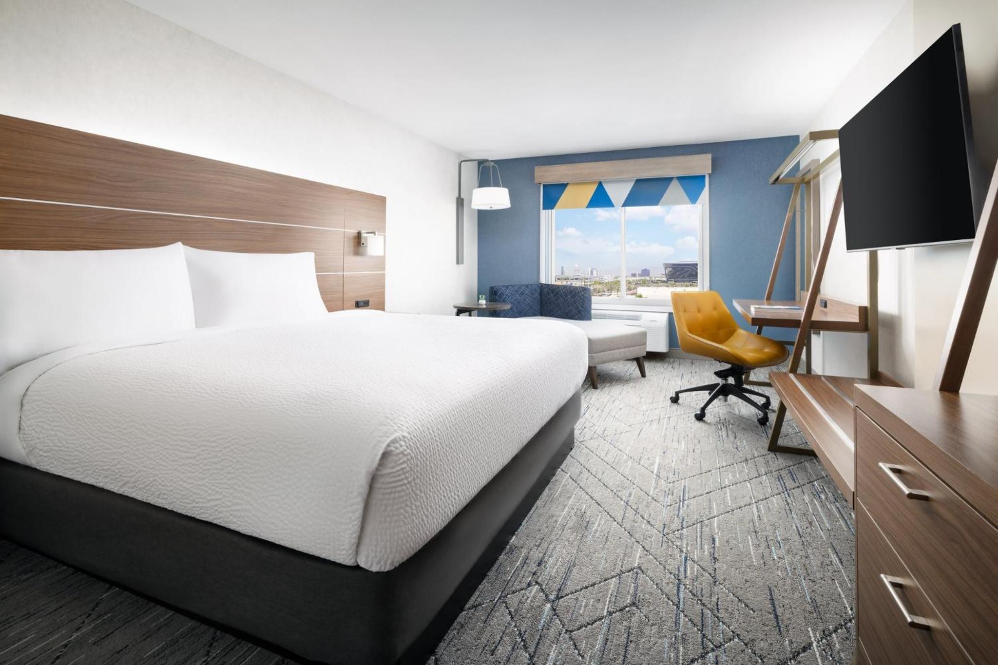 Standard King Room with Stadium View - Photo 3