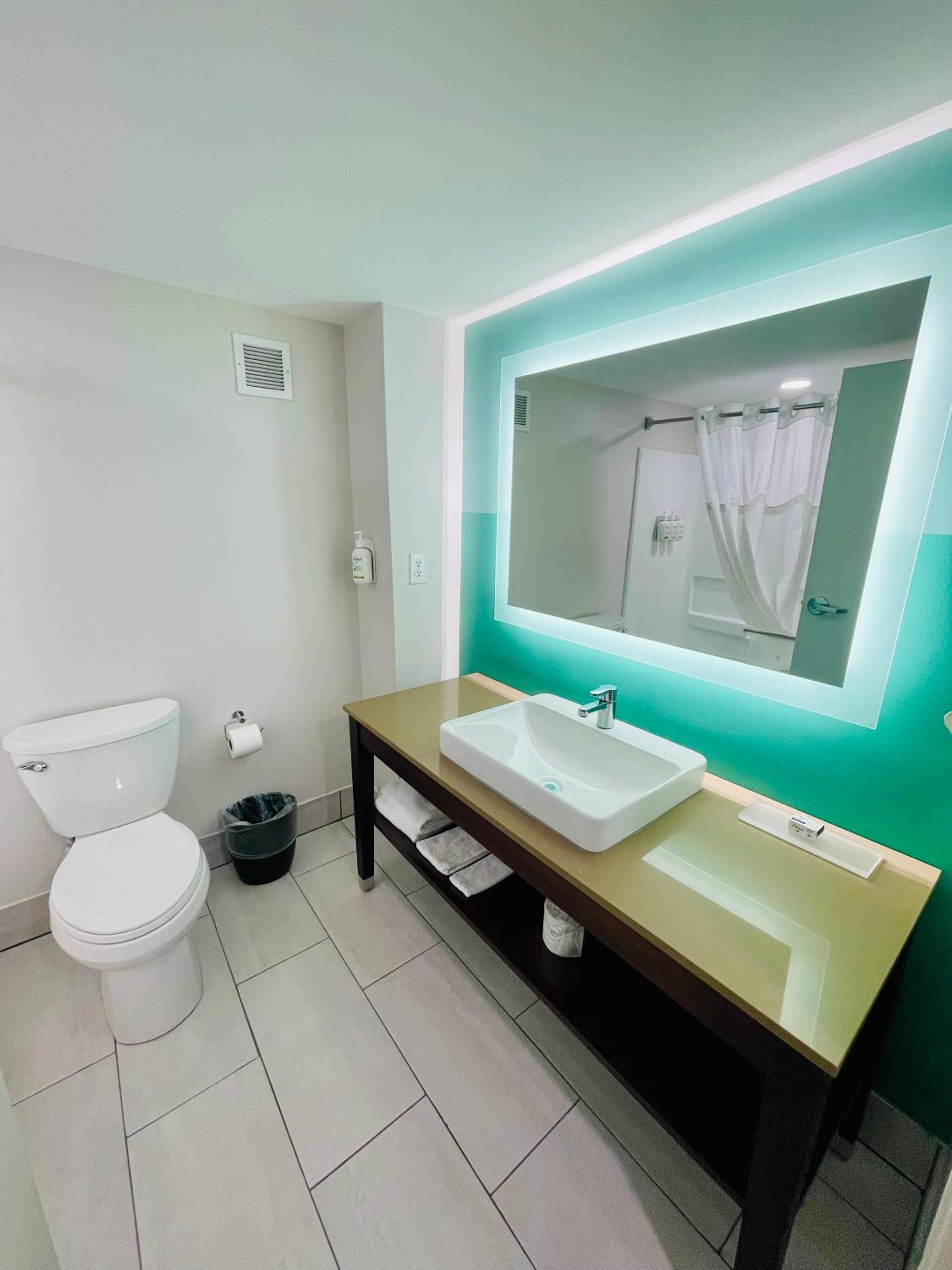 King Room - Non-Smoking - Photo 7