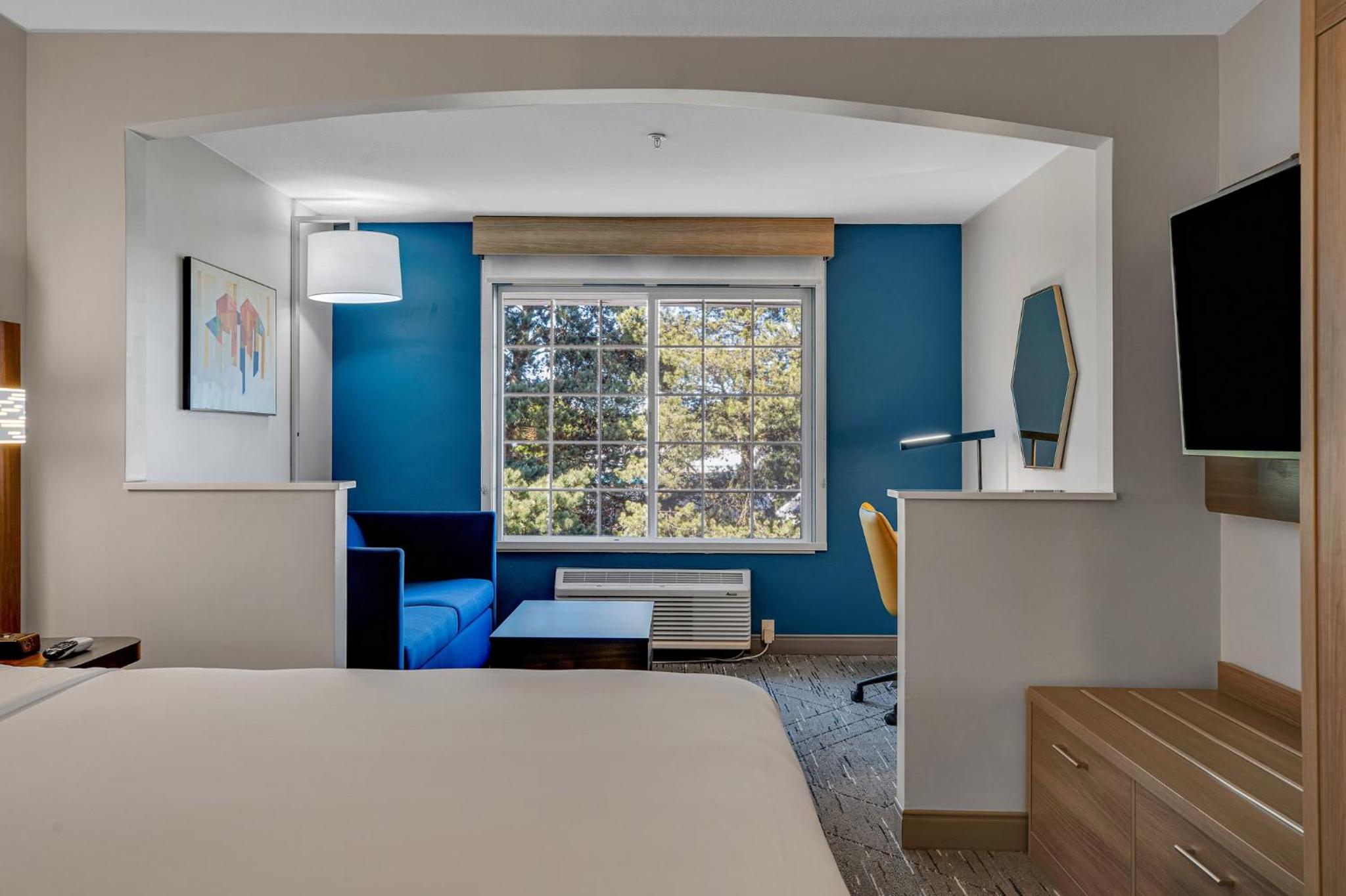 Standard King Room with Extra Floor Space thumbnail 6