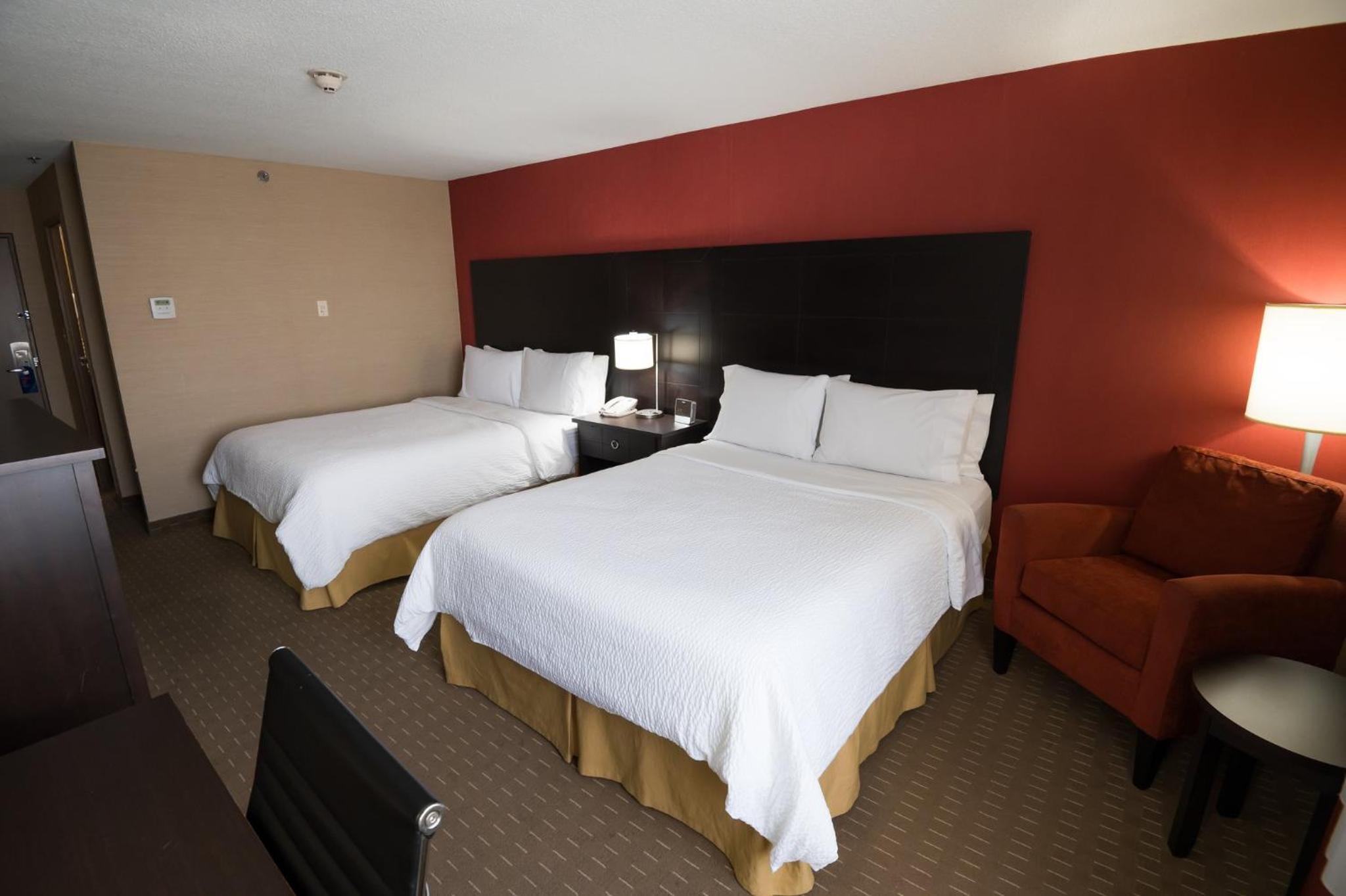 Standard Room with Two Queen Beds - Photo 4