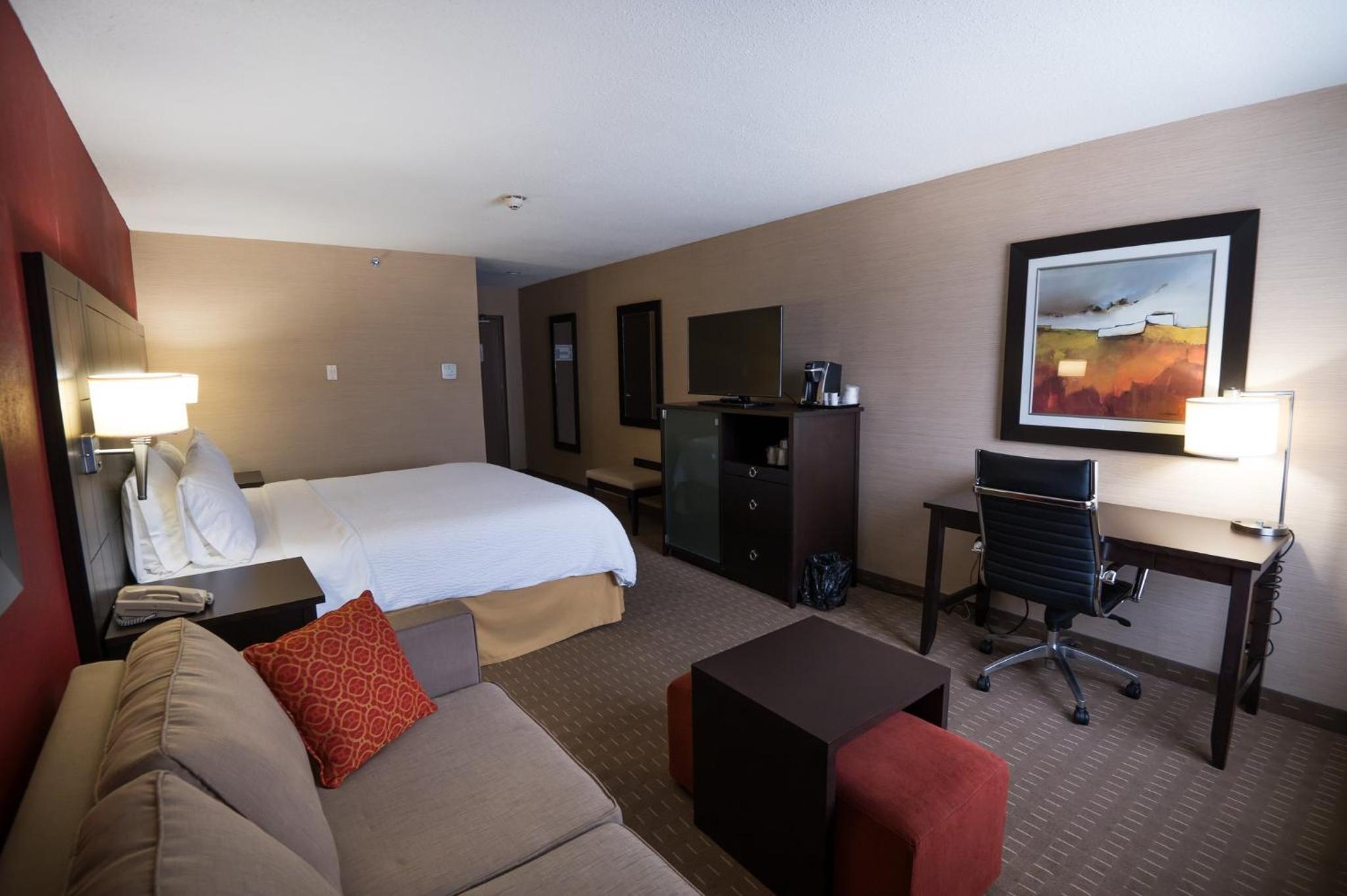 Standard King Room with Sofa Bed - Photo 5