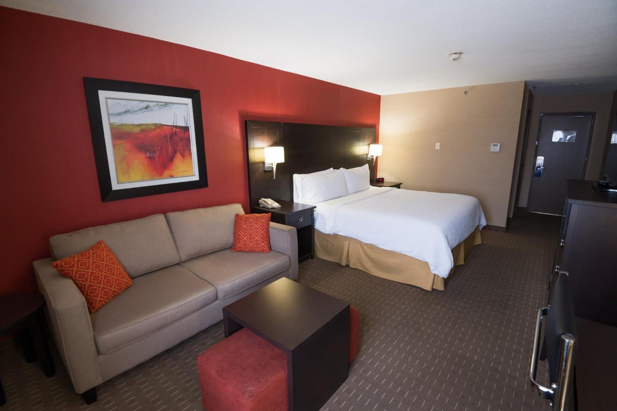 Standard King Room with Sofa Bed - Photo 4