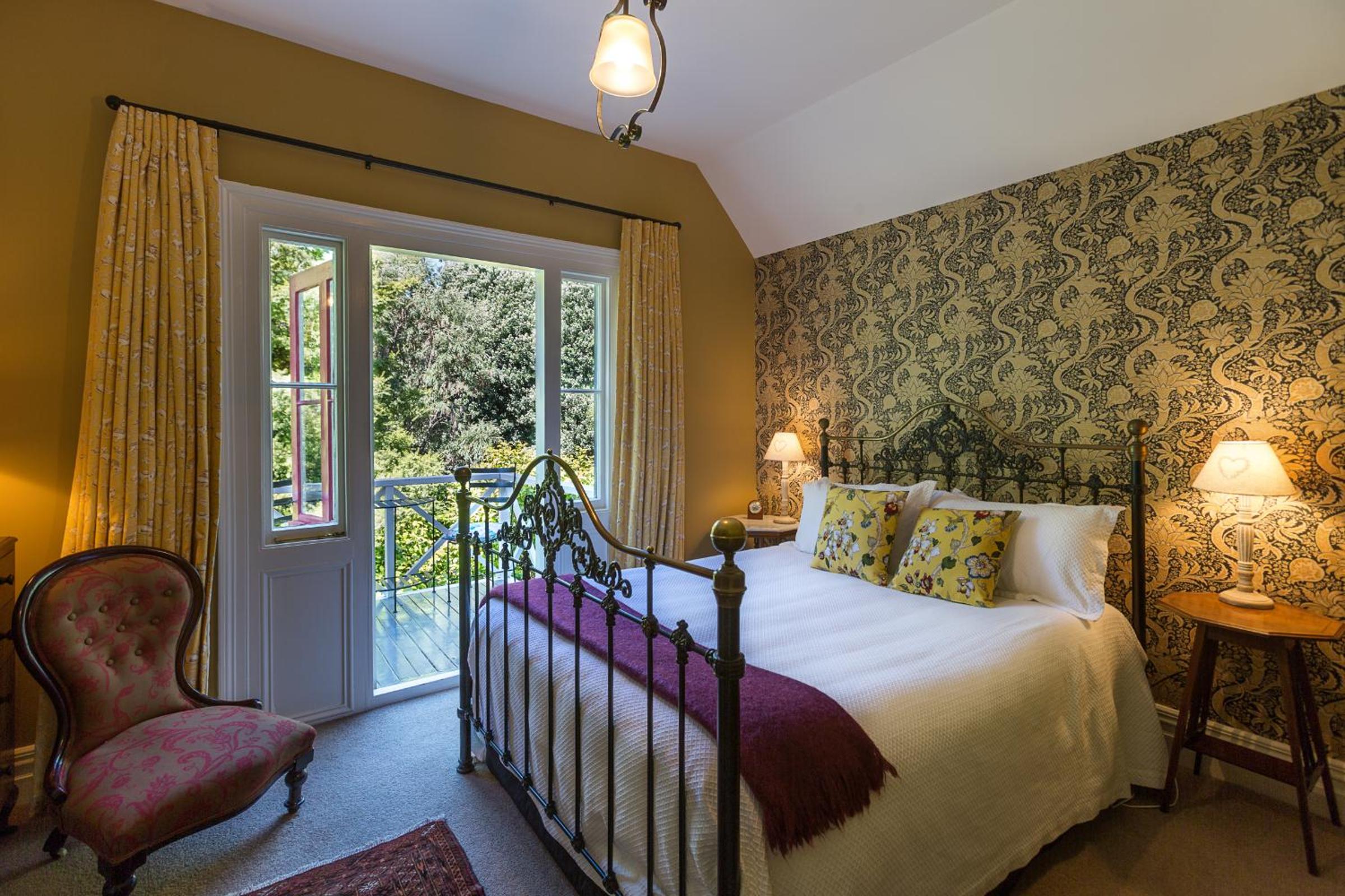 Deluxe Queen Room with Balcony