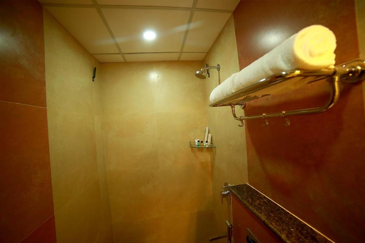 Standard Double or Twin Room - Photo 8