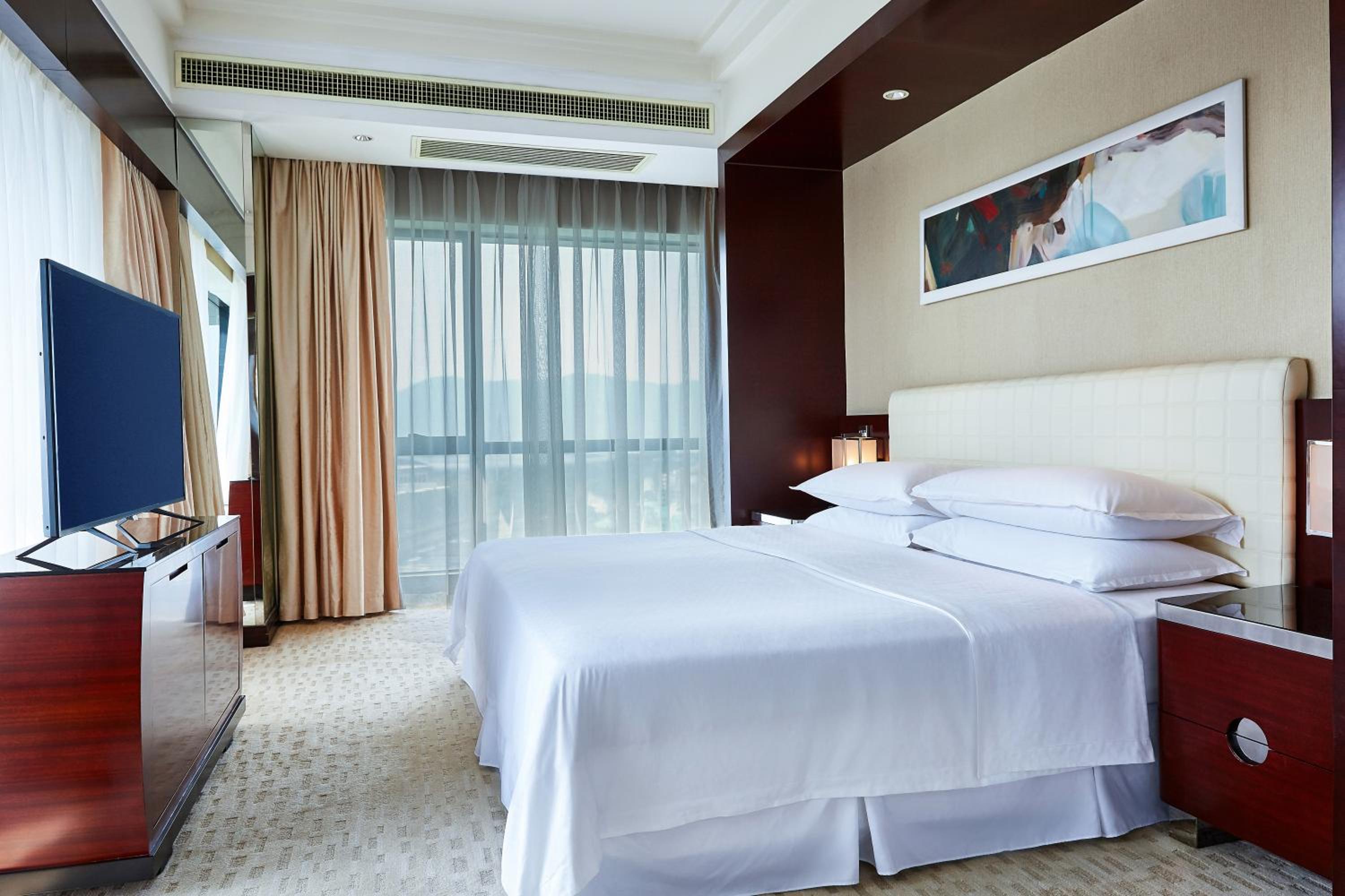 Superior Suite, 1 Bedroom Executive Suite, 1 King, City view - Photo 1