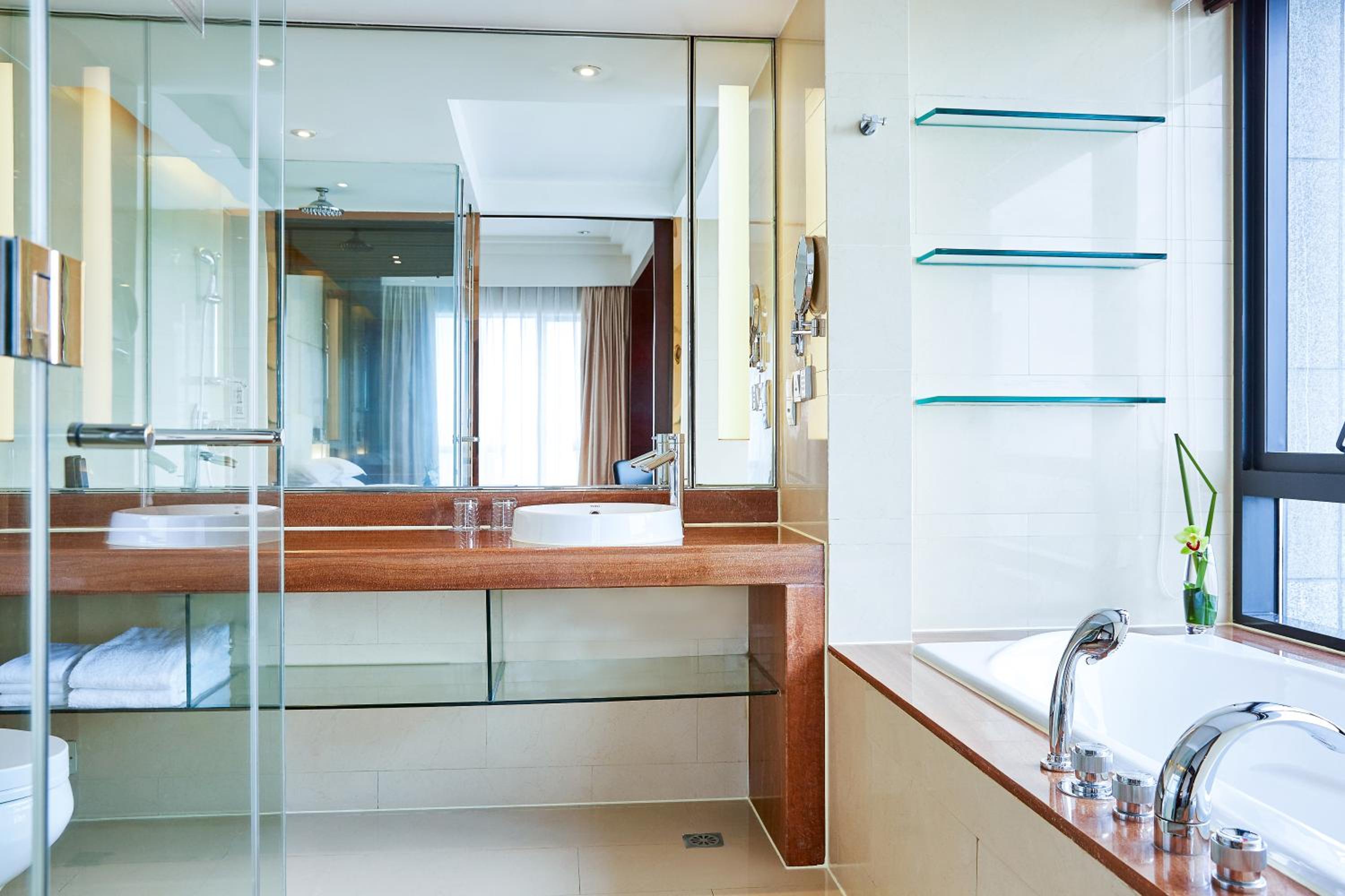 Superior Suite, 1 Bedroom Executive Suite, 1 King, City view - Photo 5