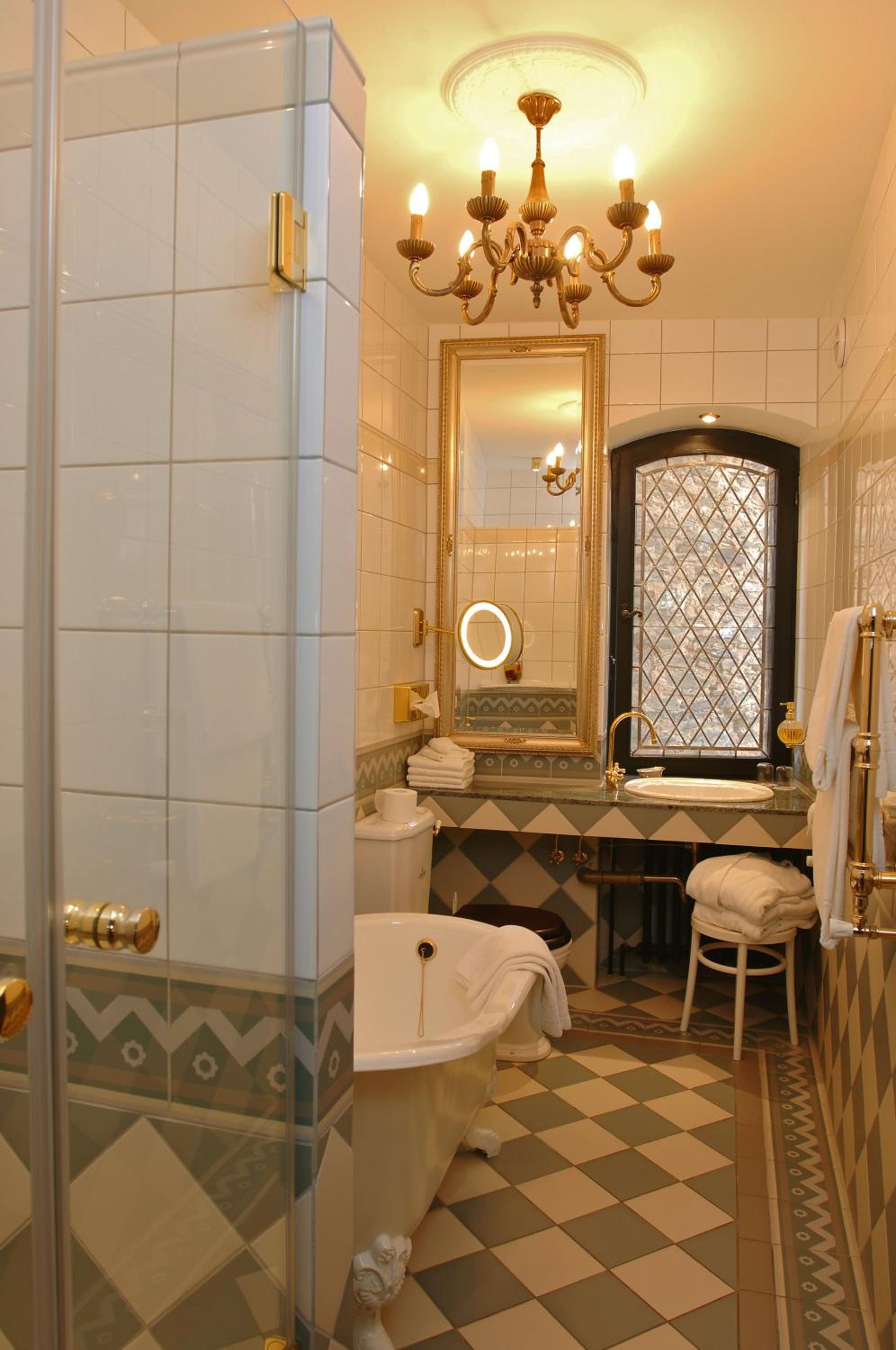 Deluxe Double Room with Shower - Photo 4