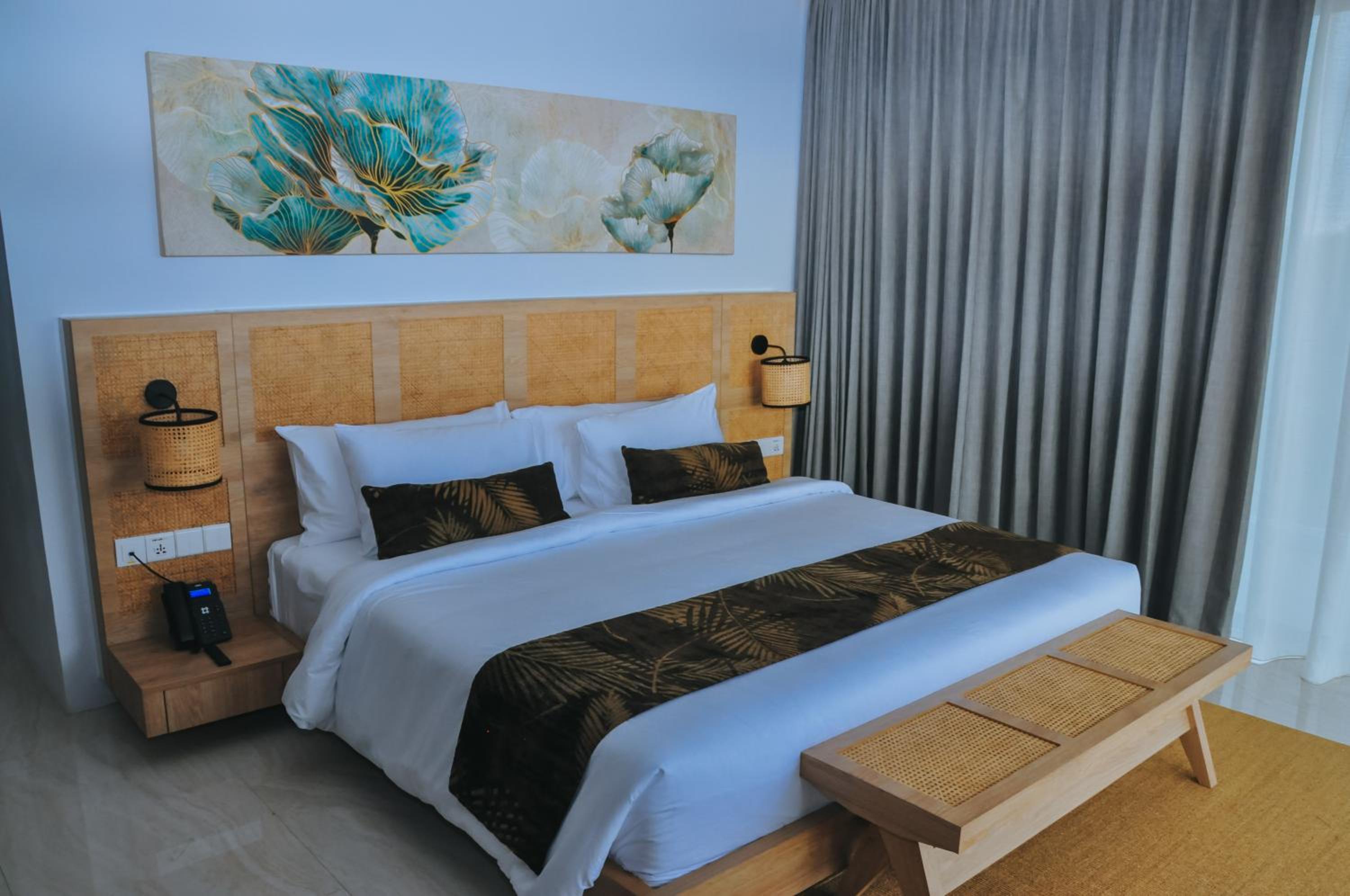 King Room with Balcony - Photo 5