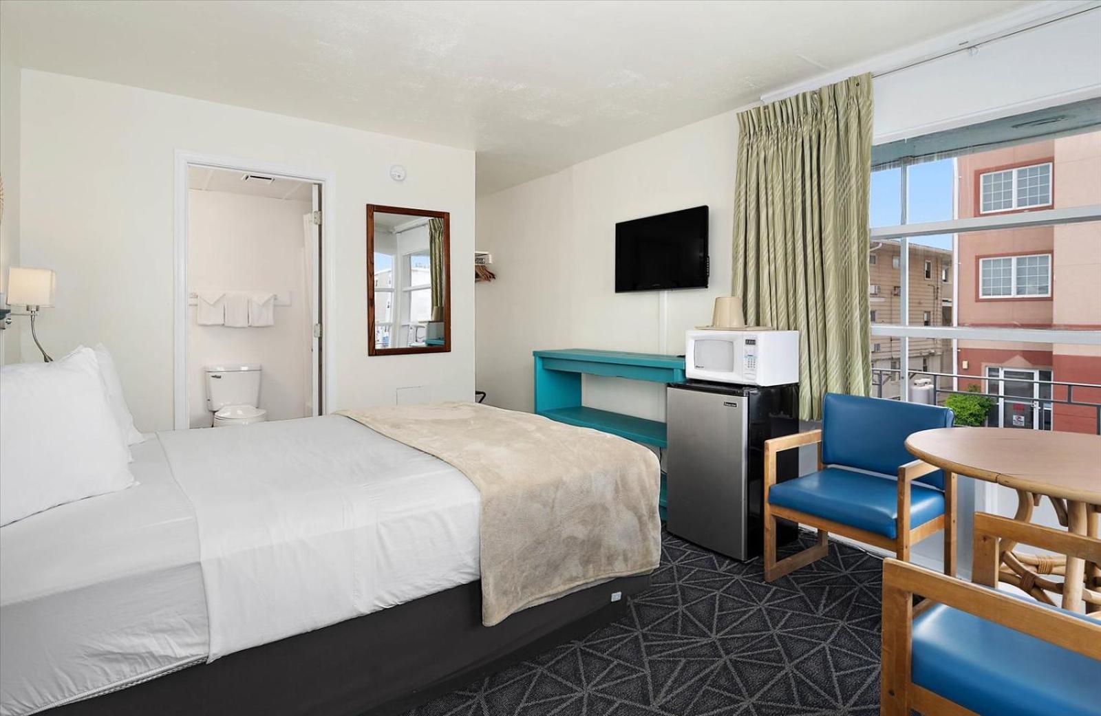 Queen Room With Partial Ocean View - Photo 2