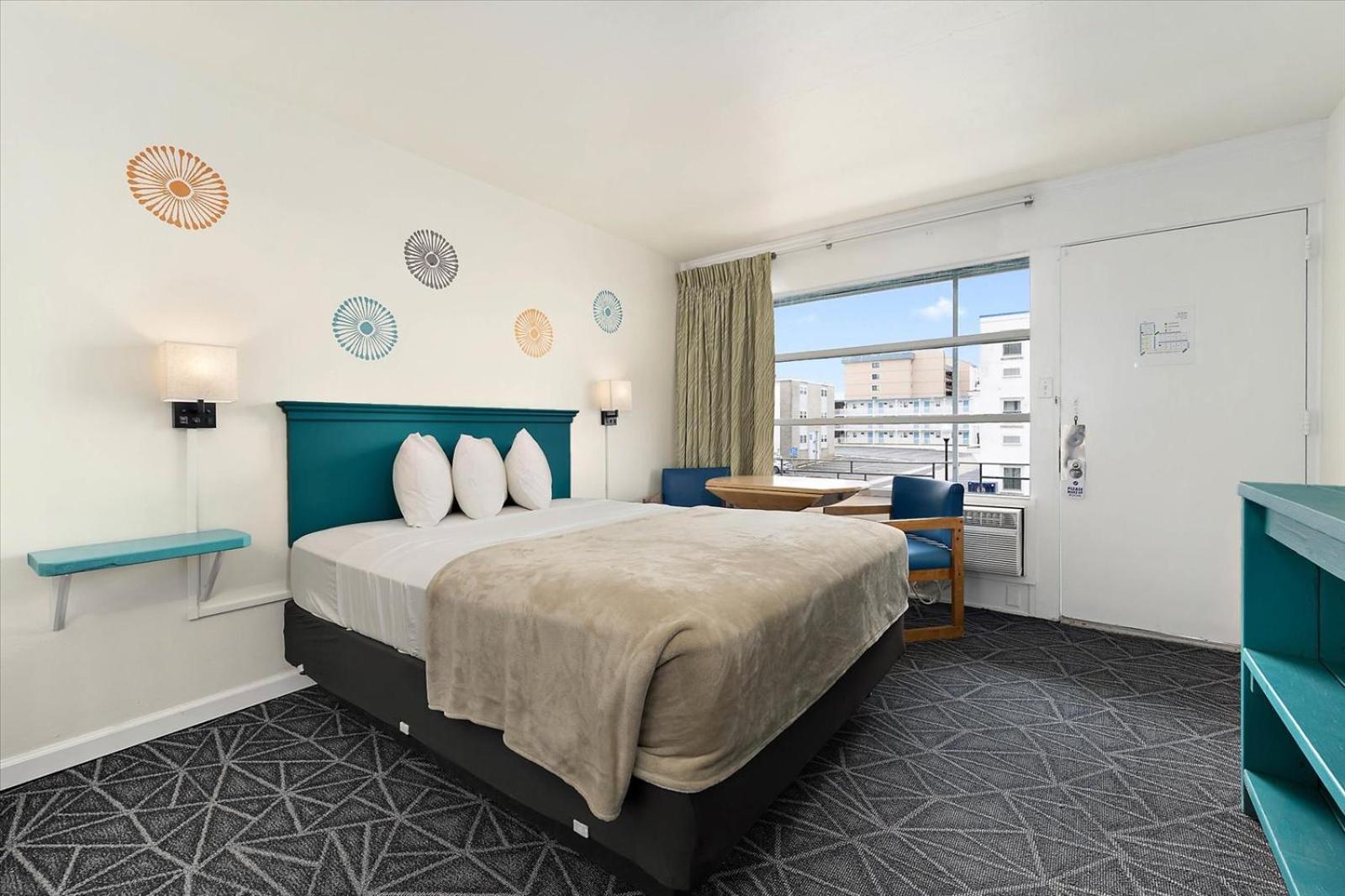 Queen Room With Partial Ocean View - Photo 6