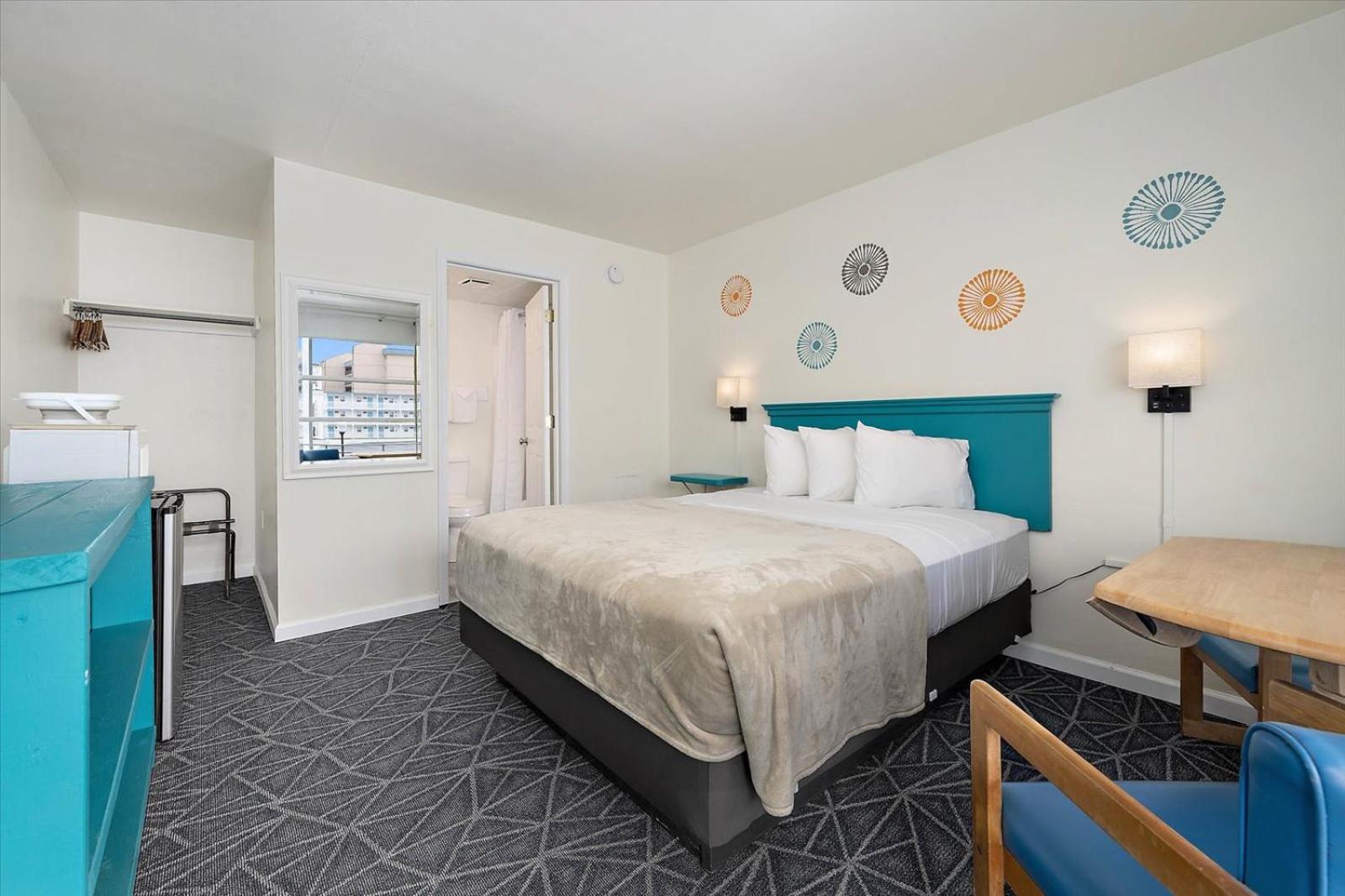Queen Room With Partial Ocean View - Photo 3