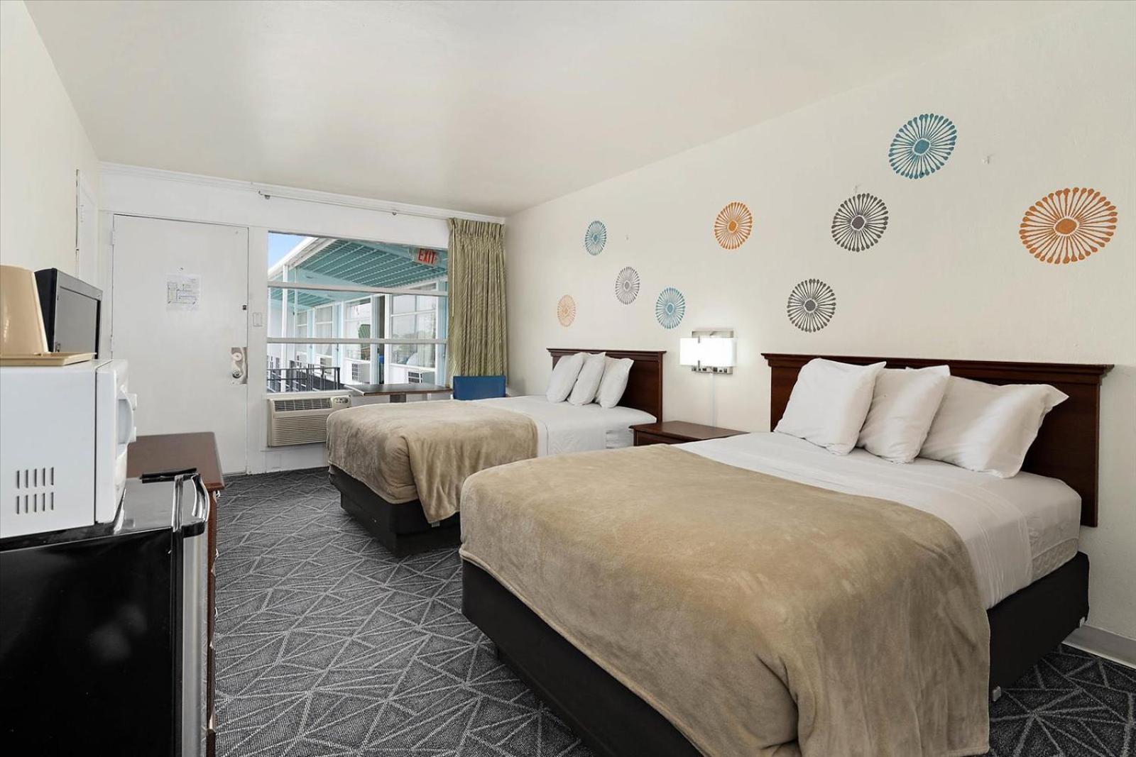 Standard Room With 2 Double Beds - Photo 9