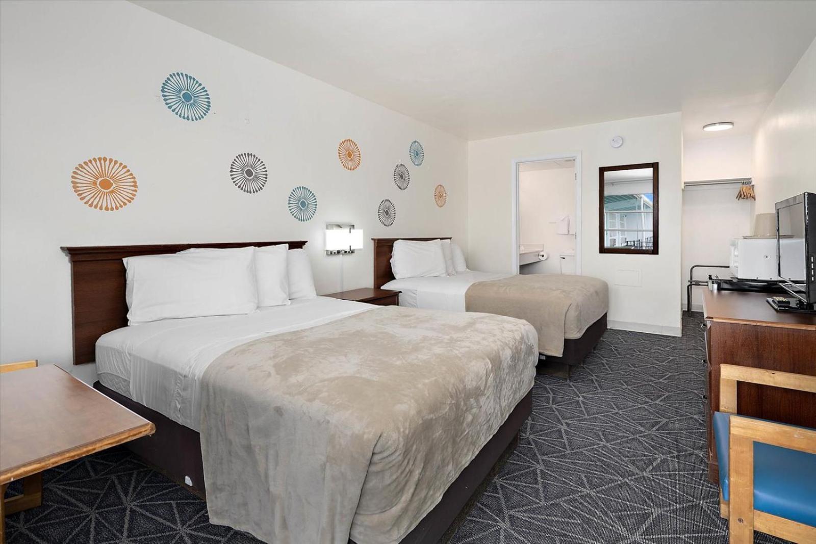 Standard Room With 2 Double Beds - Photo 8