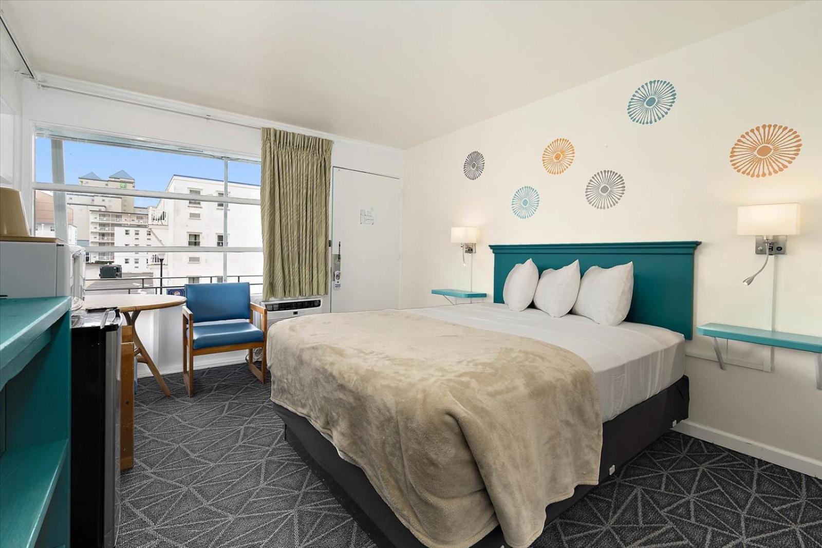 Queen Room With Partial Ocean View - Photo 1