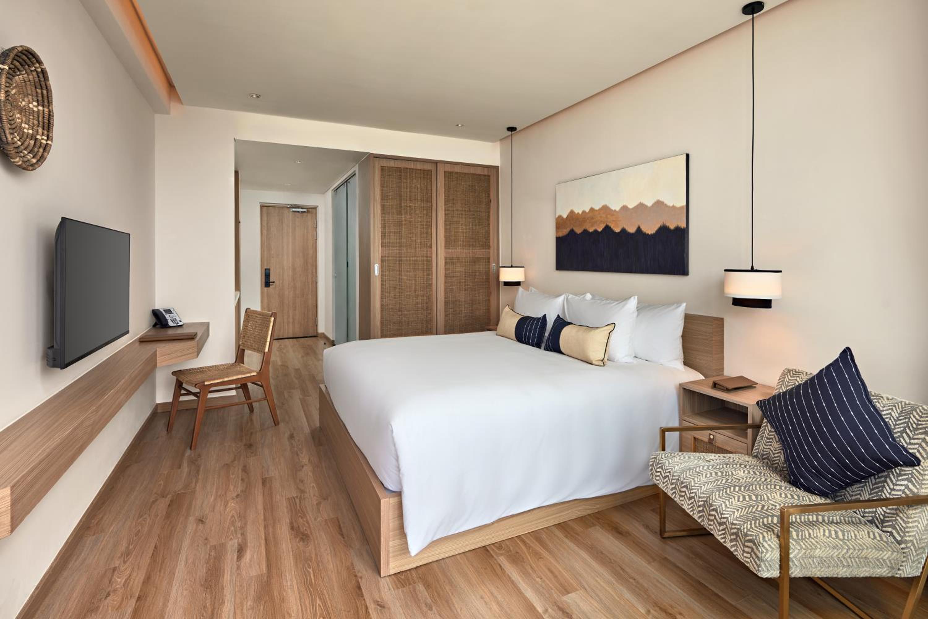 Superior King Room with Ocean View - Photo 9