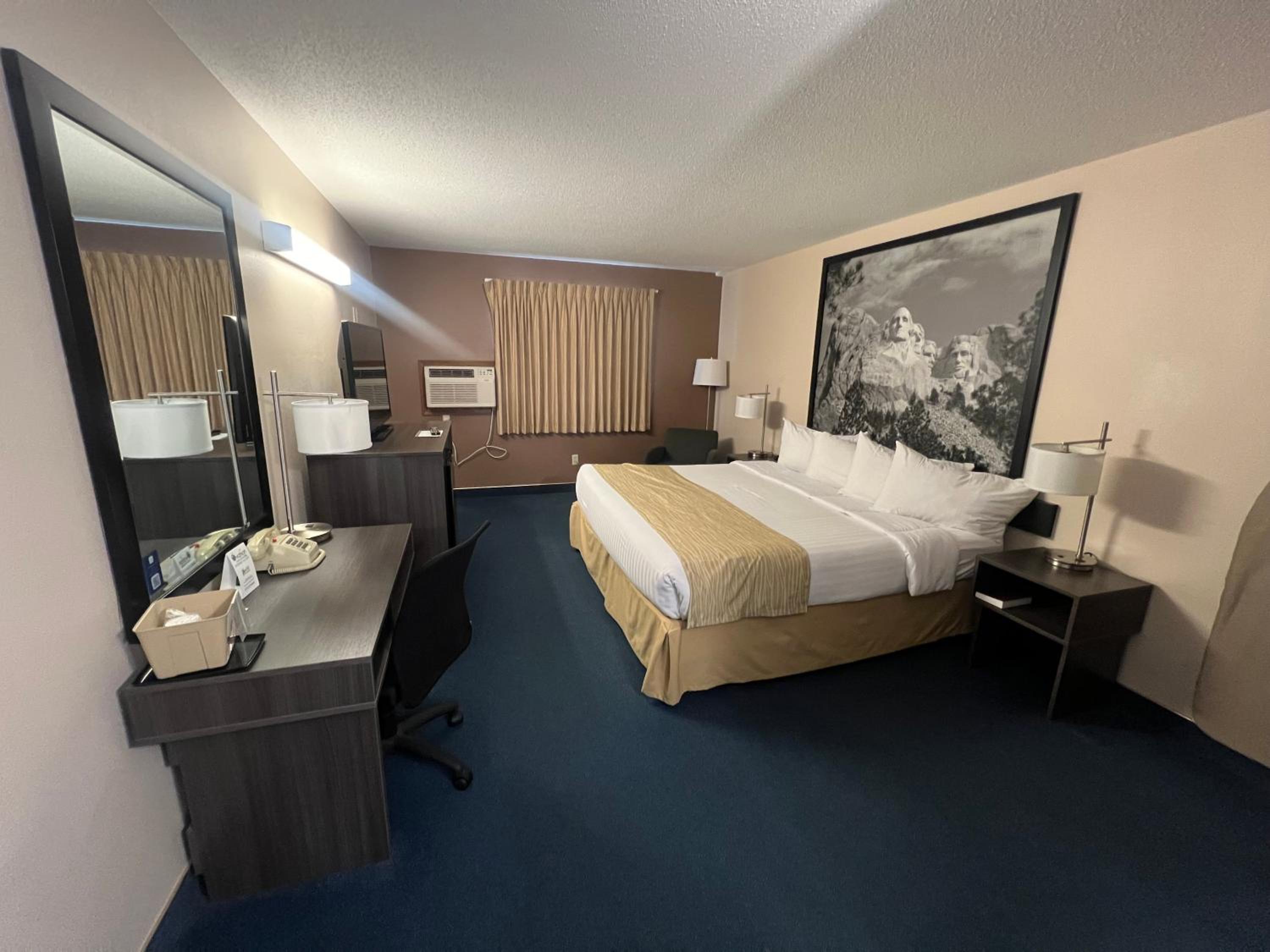 King Room - Non-Smoking - Photo 4