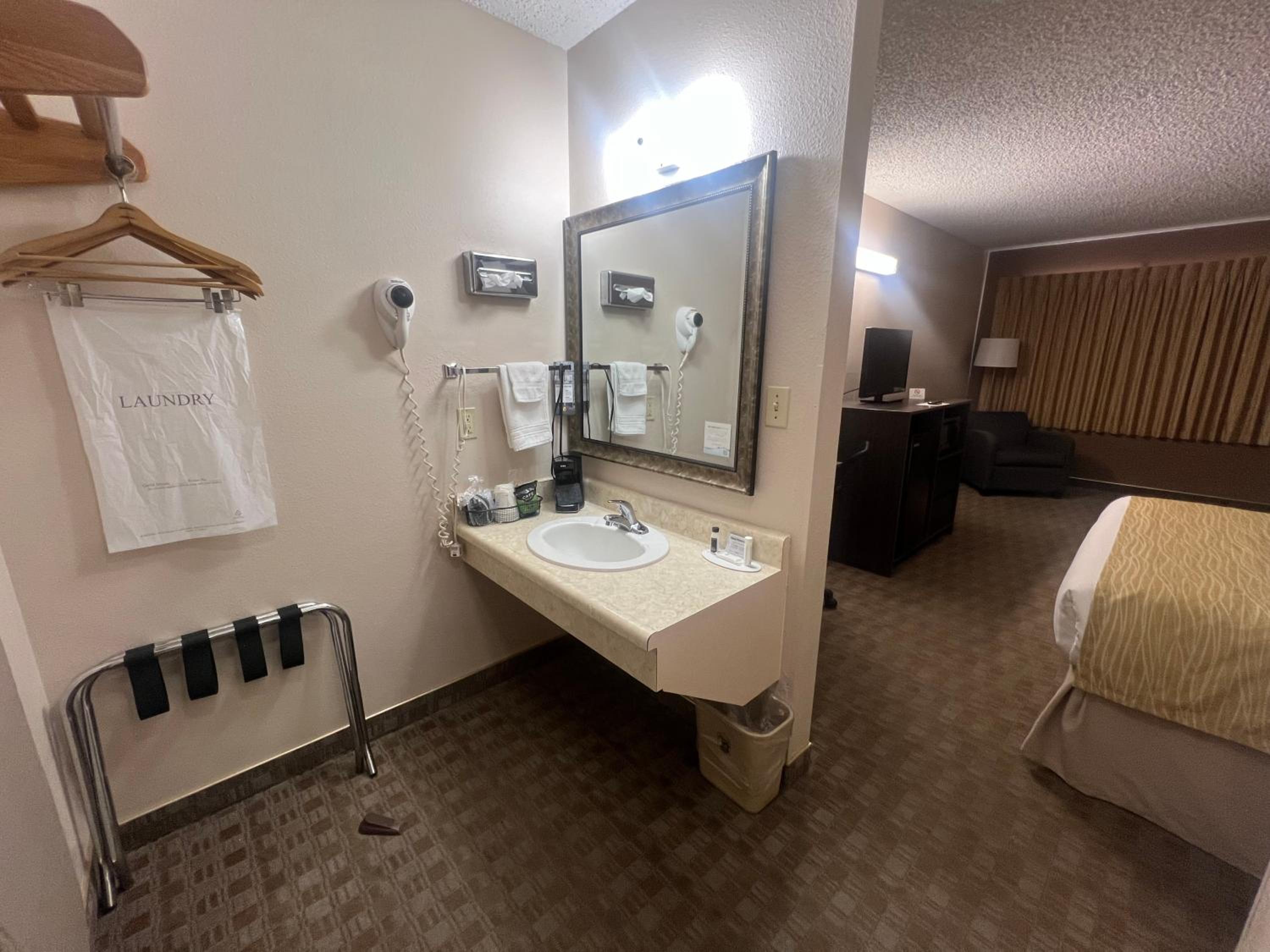 Queen Room - Non-Smoking - Photo 2