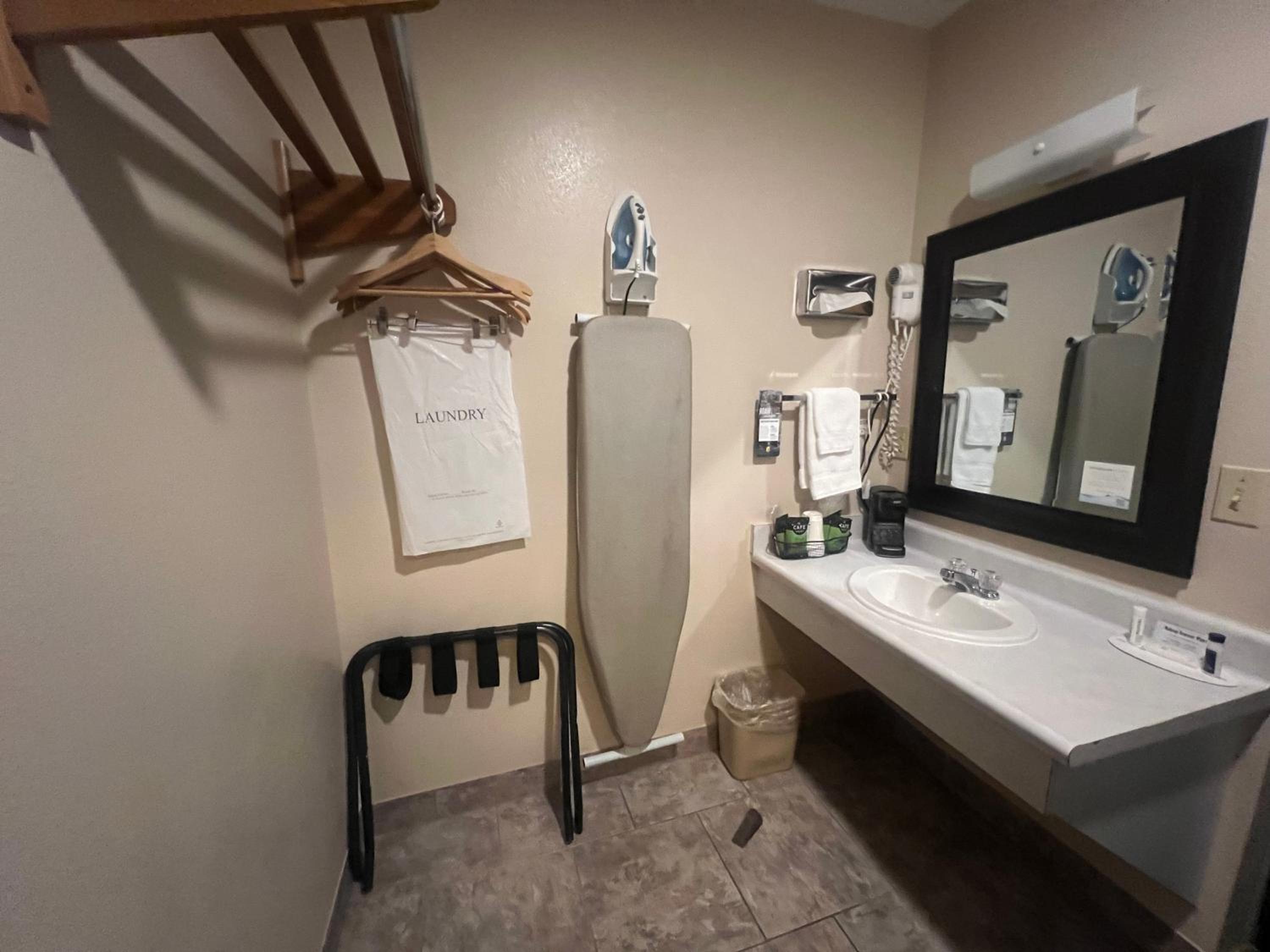 Queen Suite - Non-Smoking - Photo 3