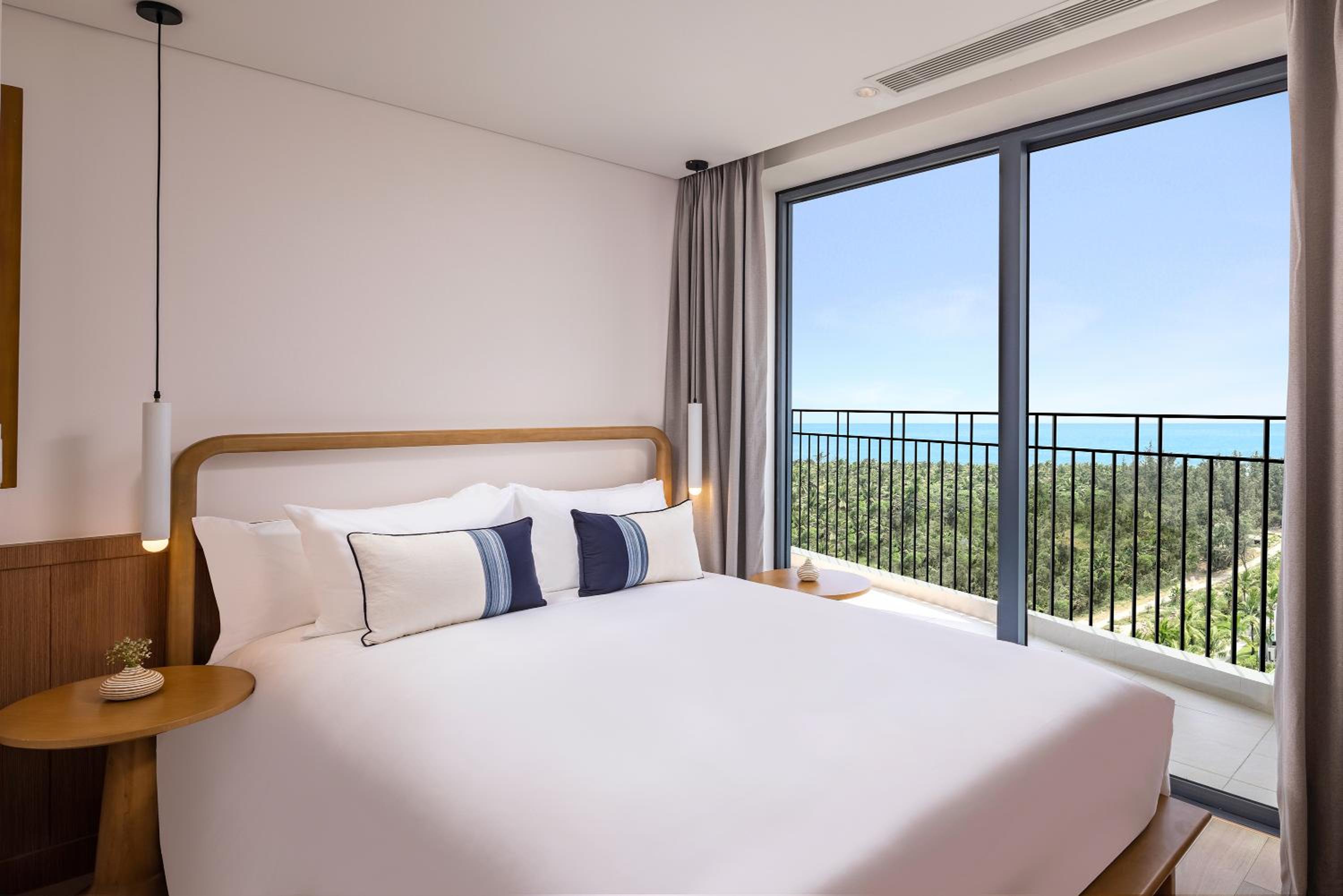 Superior King Room with Ocean View - Photo 4