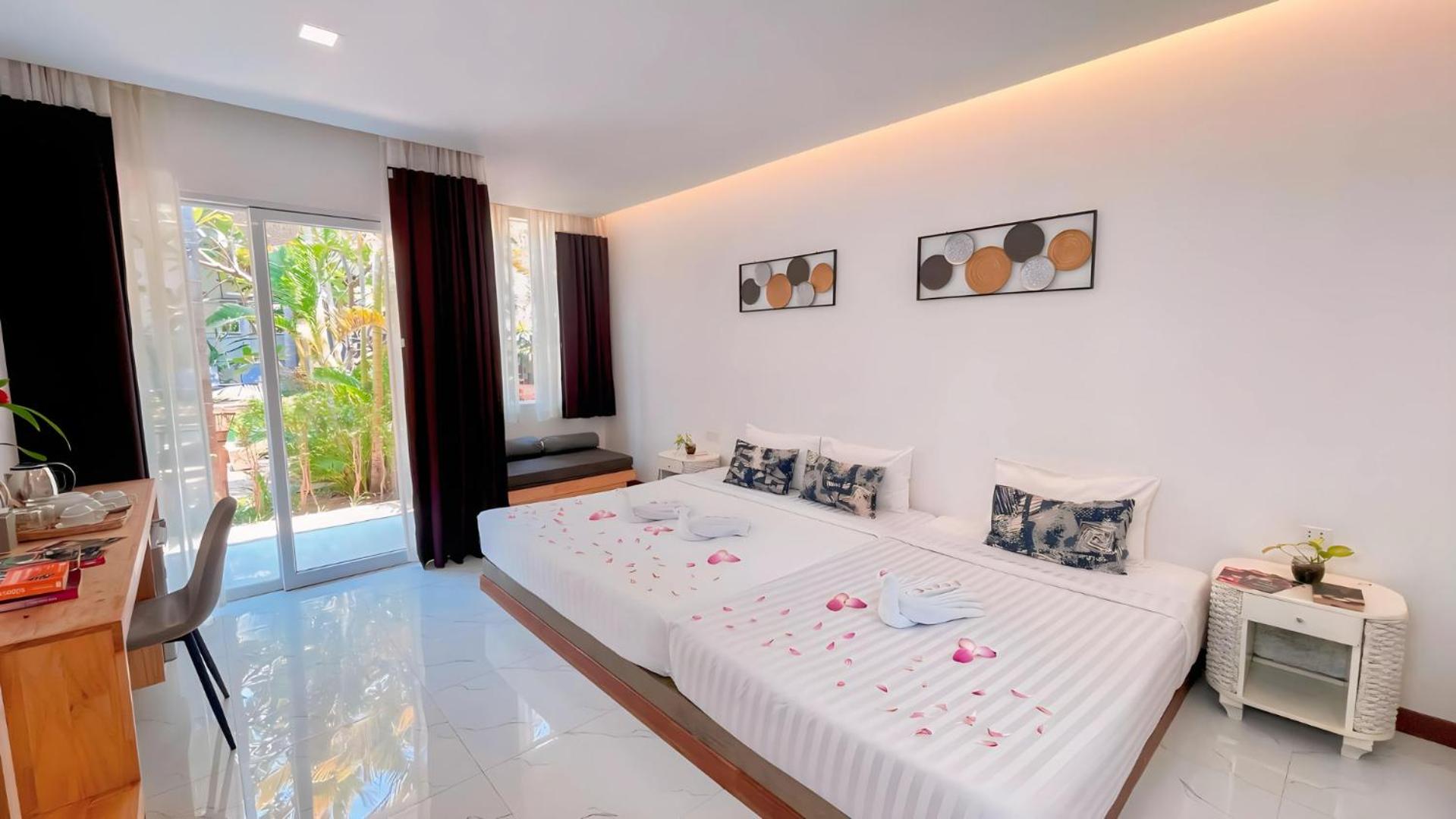 Family Room with Terrace Pool Access - Free Pick Up