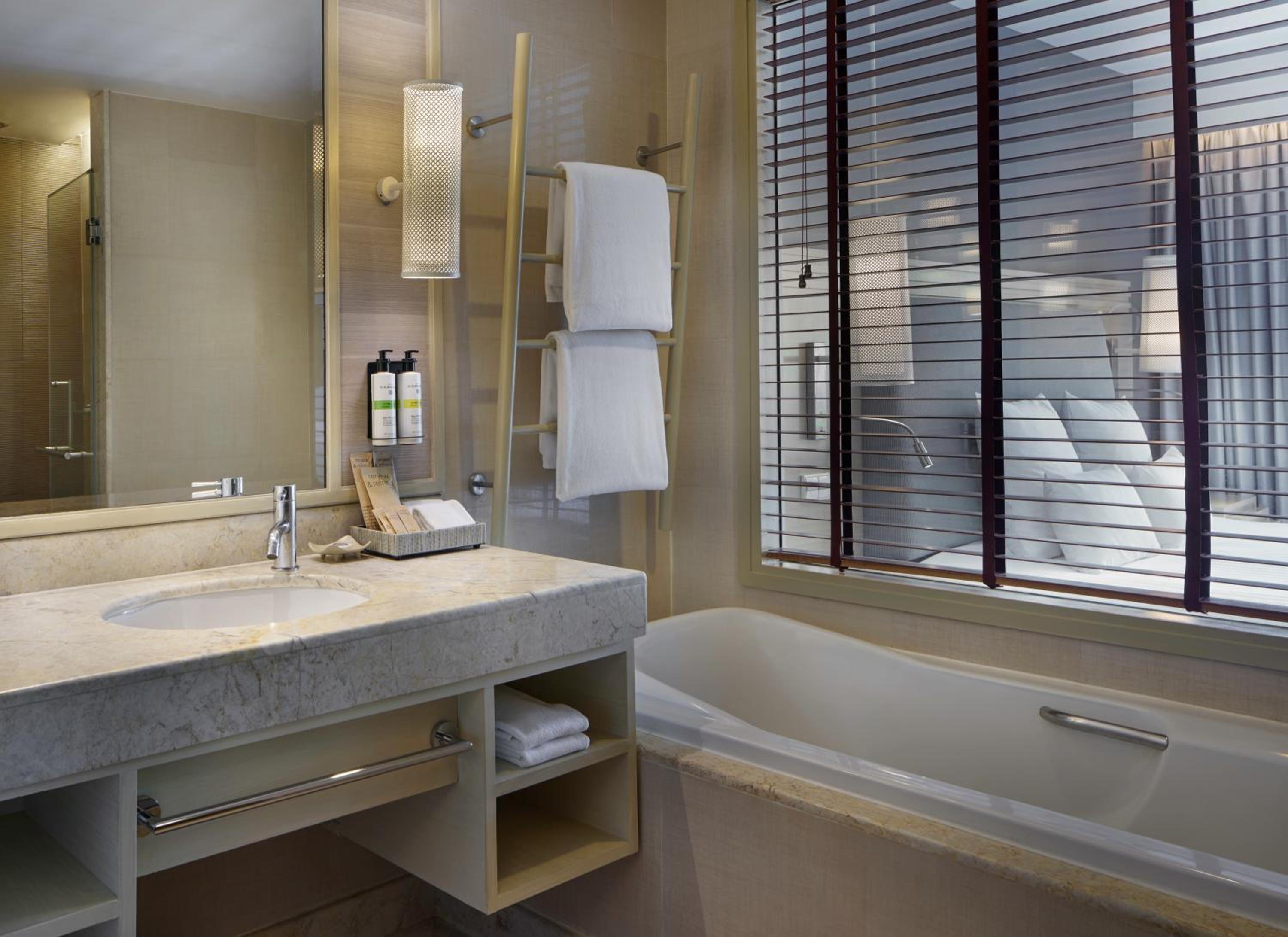 Deluxe Room - Photo 5