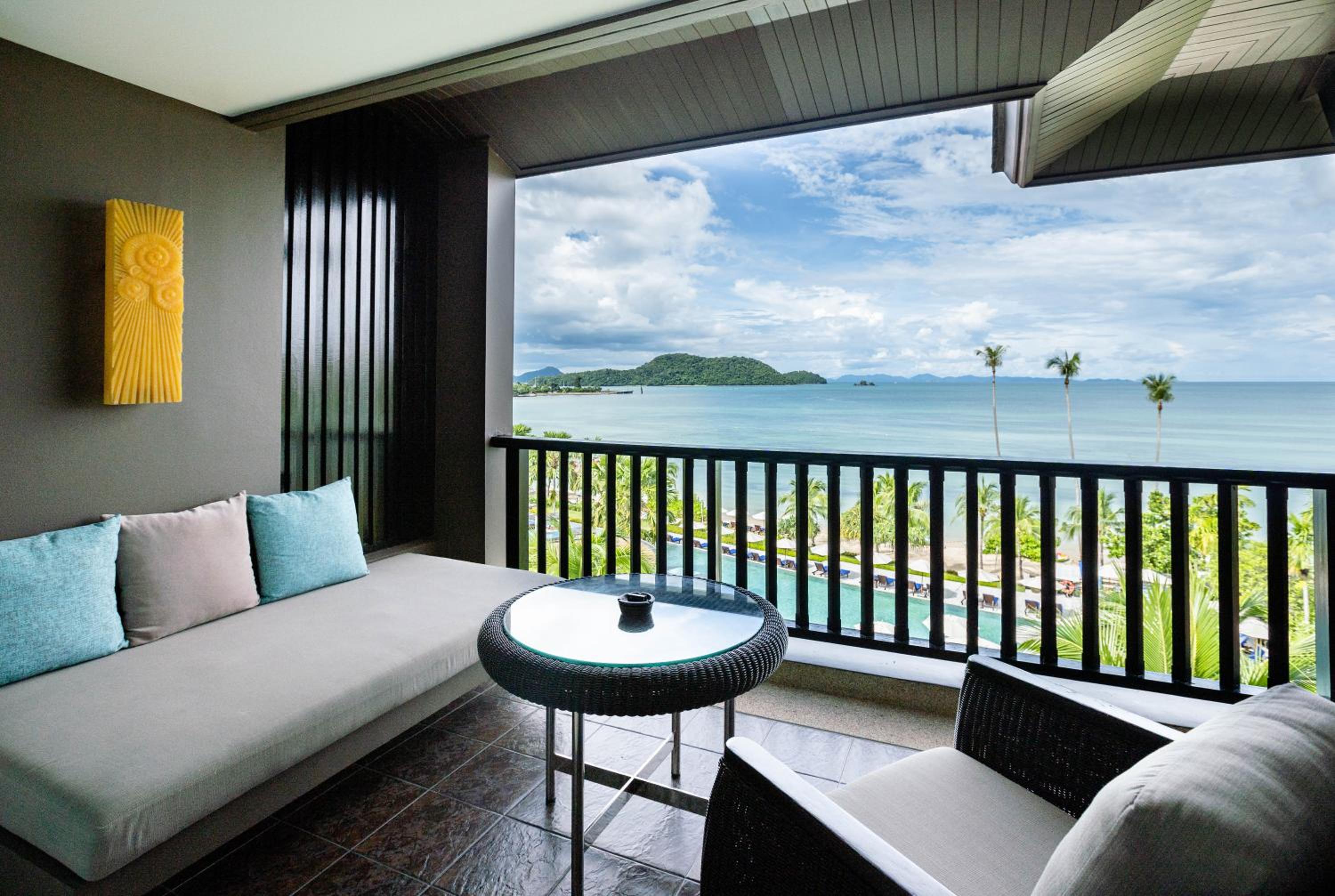 Deluxe King Room with Sea View - Photo 4