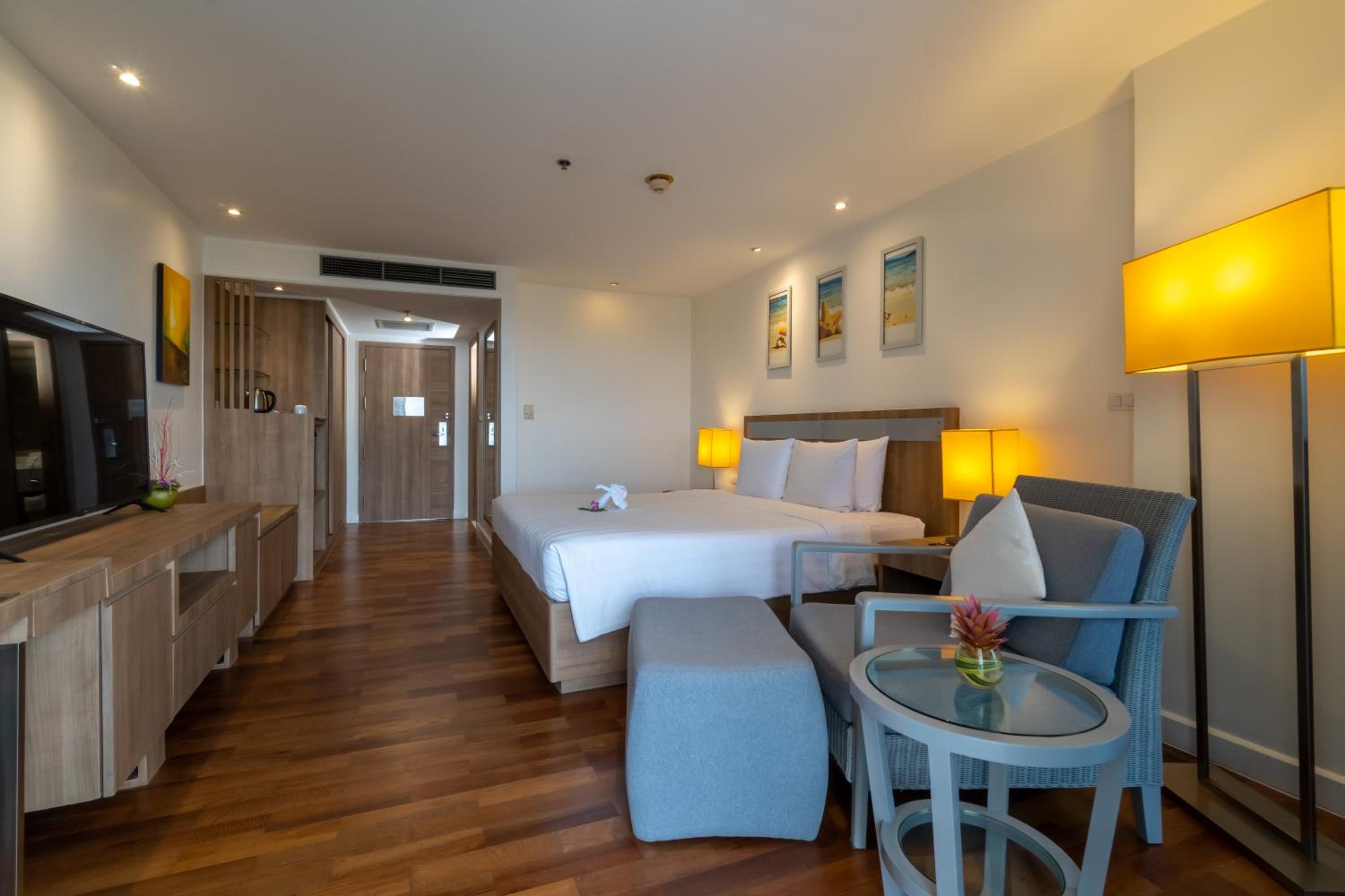 Deluxe King Room with Ocean View - Photo 5