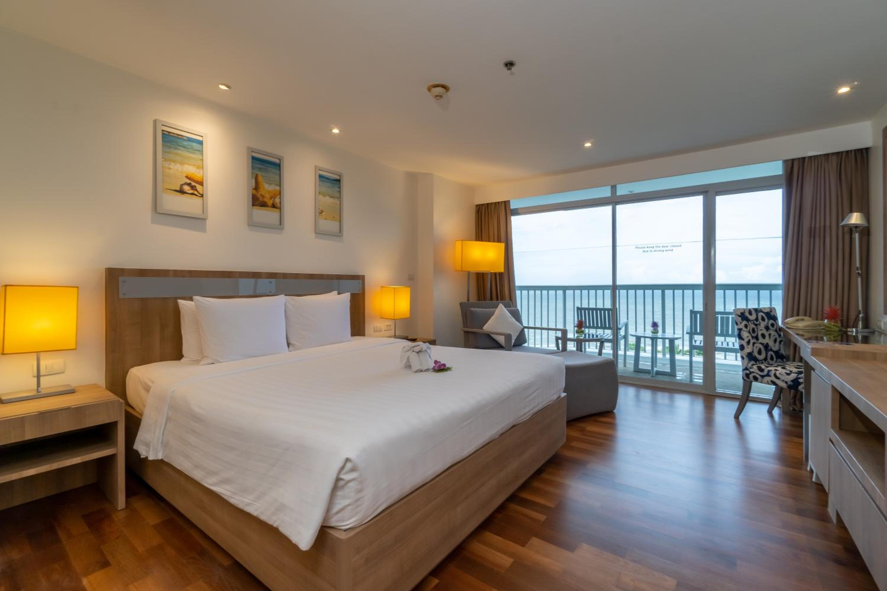 Deluxe King Room with Ocean View - Photo 4