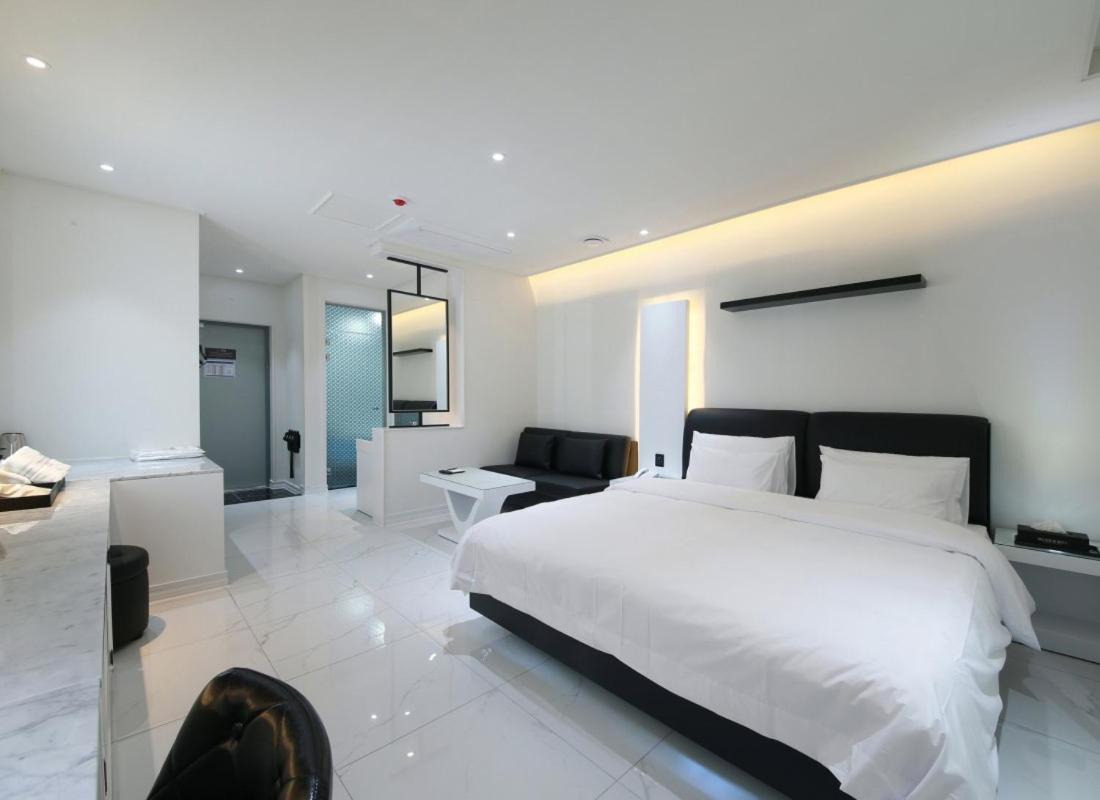 Chandelie Room - Photo 2